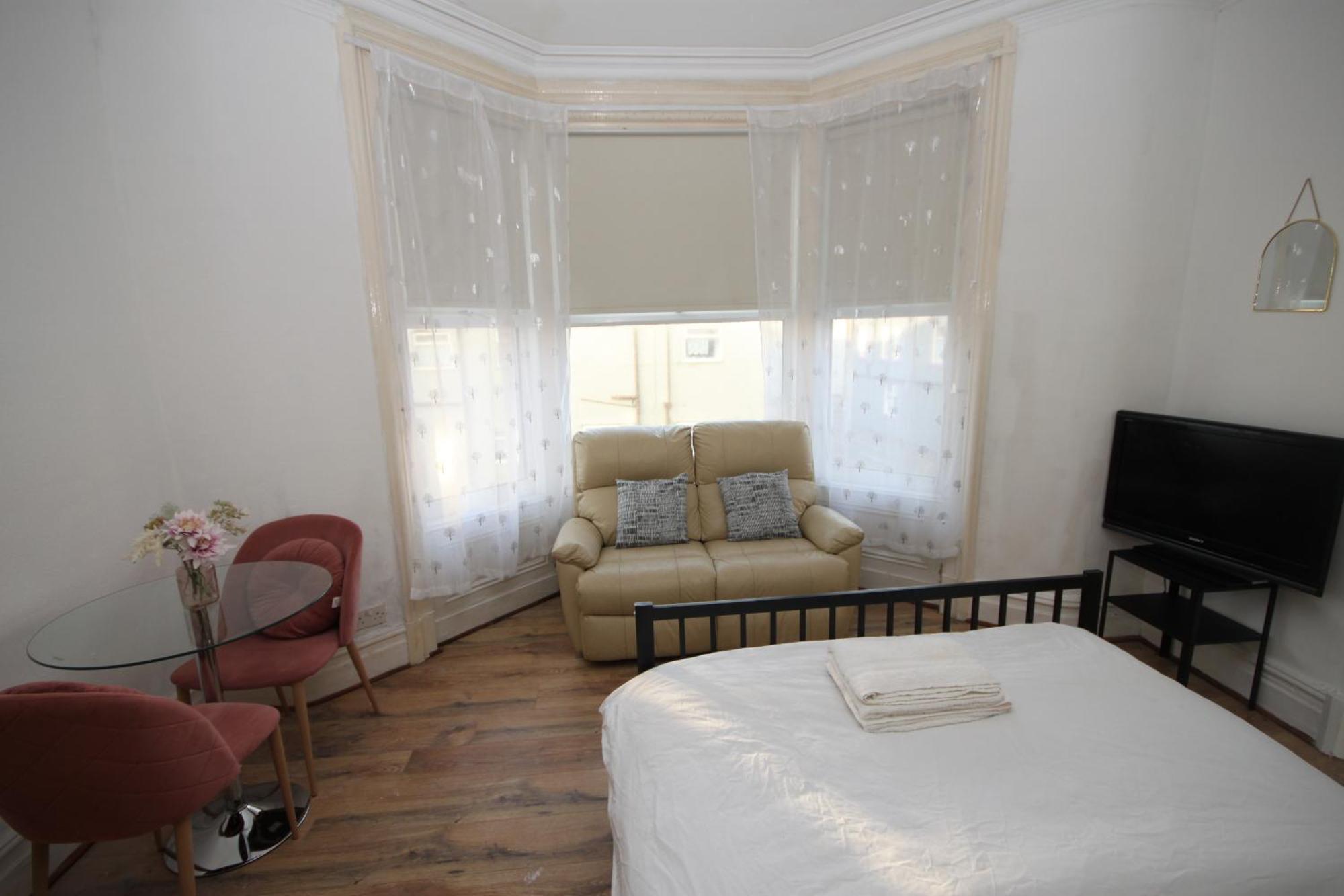 Cosy Casa: Beachfront Promenade Retreat With Free Parking