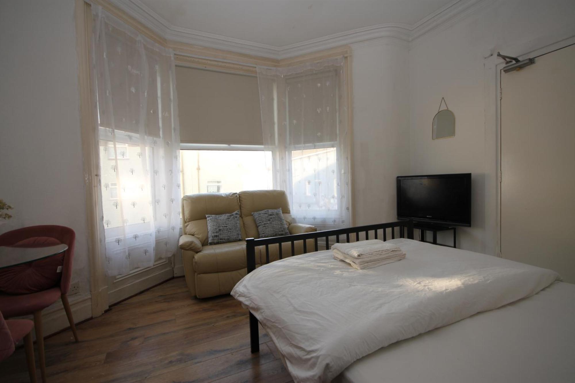 Apartment Cosy Casa: Beachfront Promenade Retreat With Free Parking