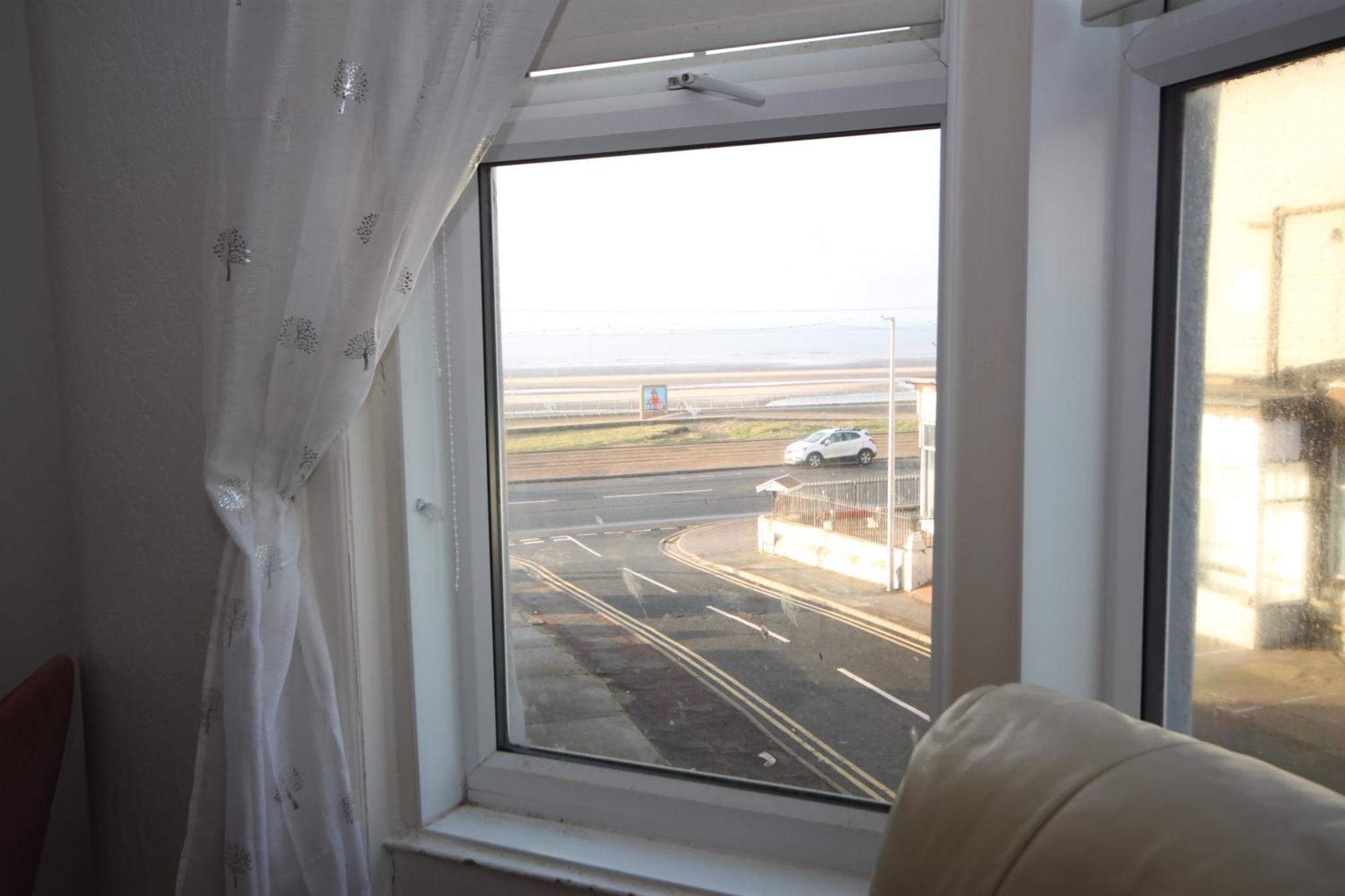 Apartment Cosy Casa: Beachfront Promenade Retreat With Free Parking *