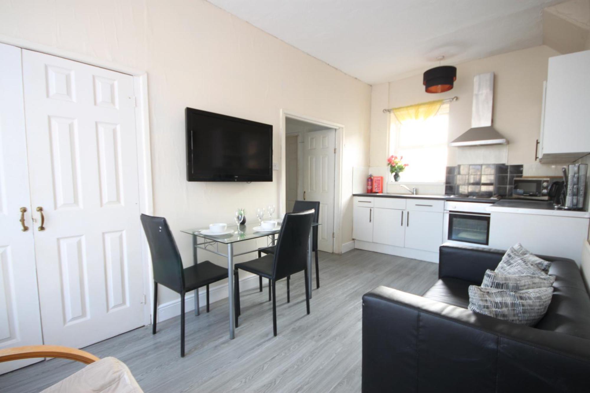 Cosy Casa: Beachfront Promenade Retreat With Free Parking