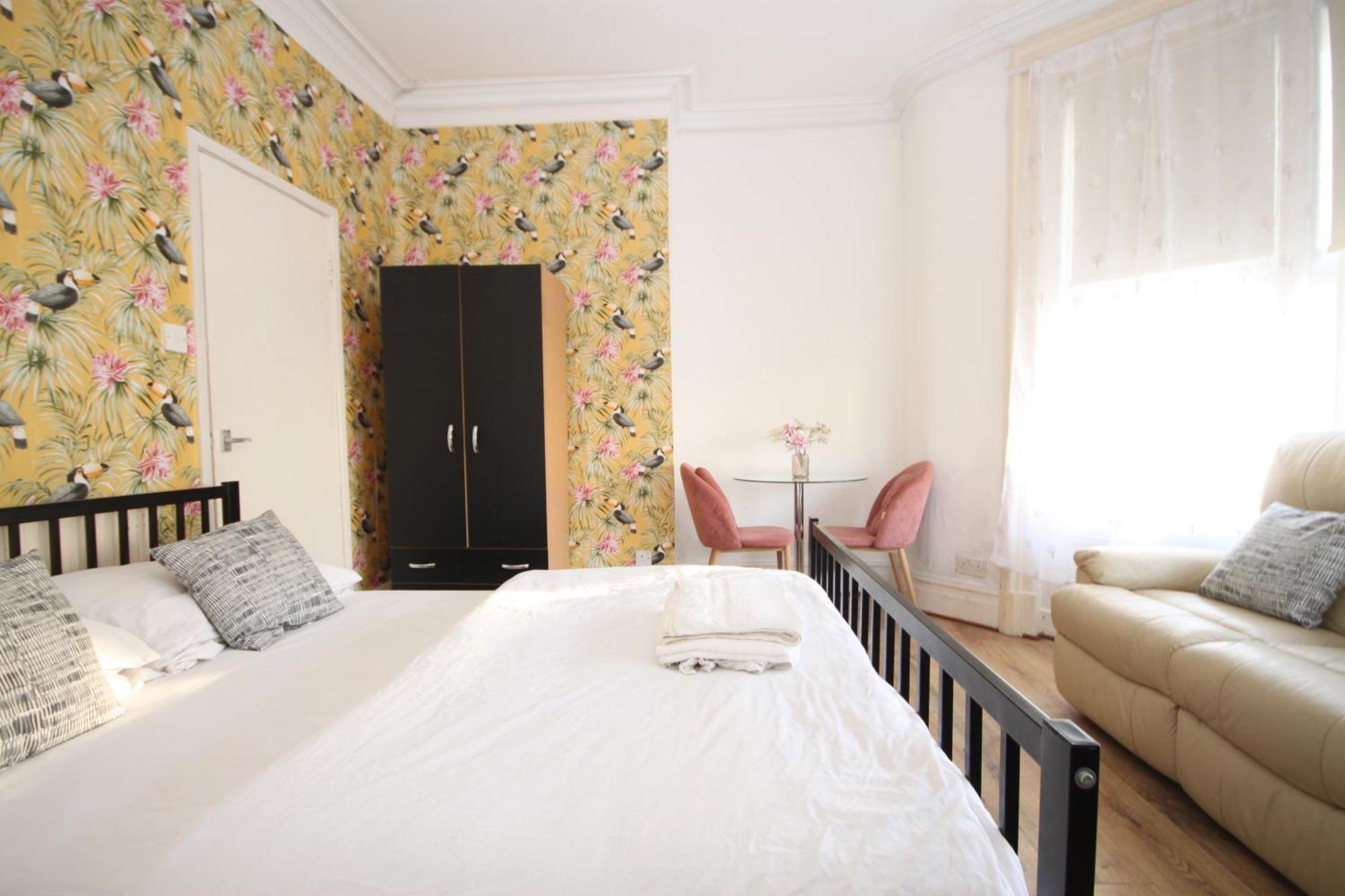 Cosy Casa: Beachfront Promenade Retreat With Free Parking *