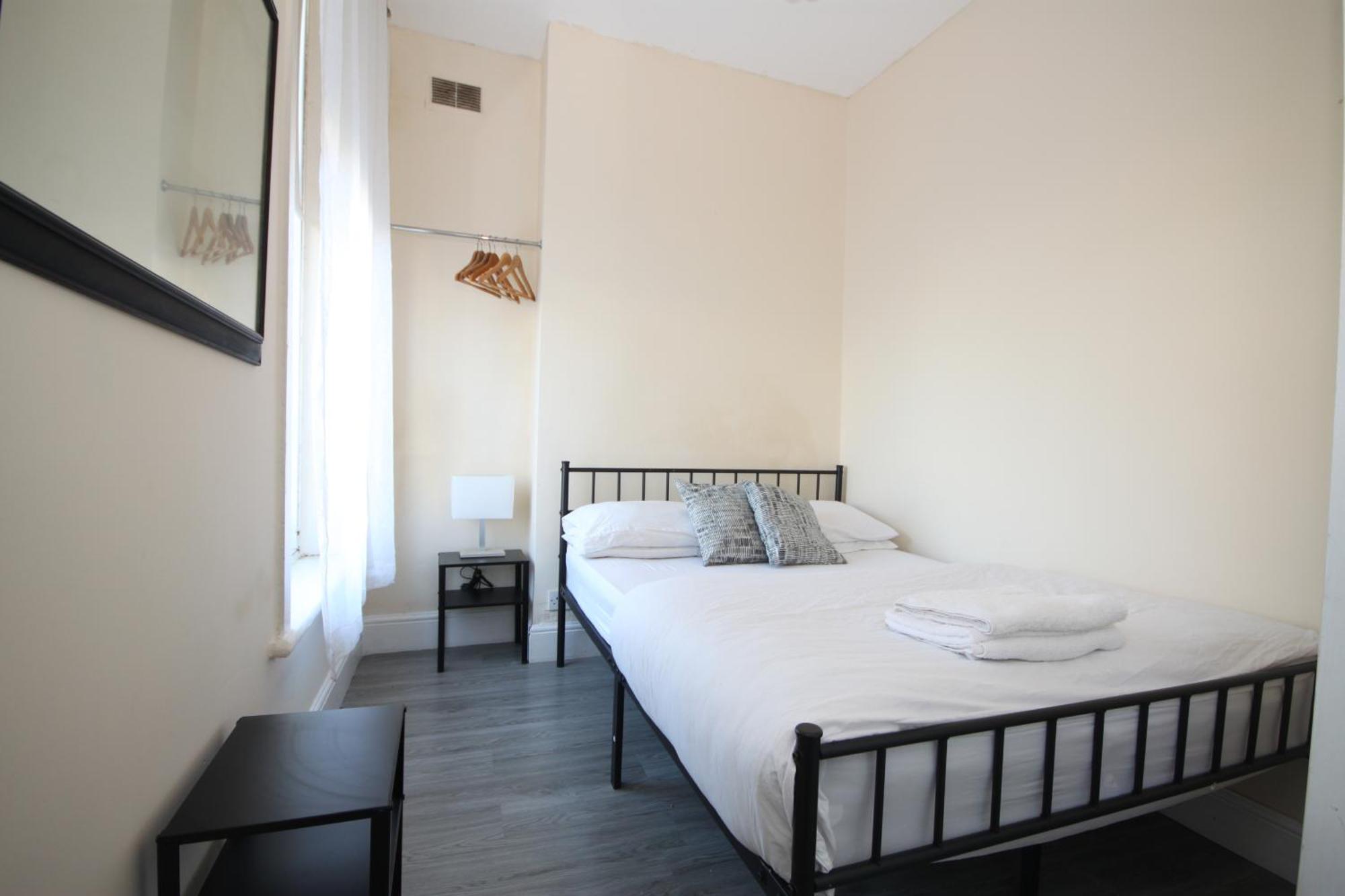 Cosy Casa: Beachfront Promenade Retreat With Free Parking