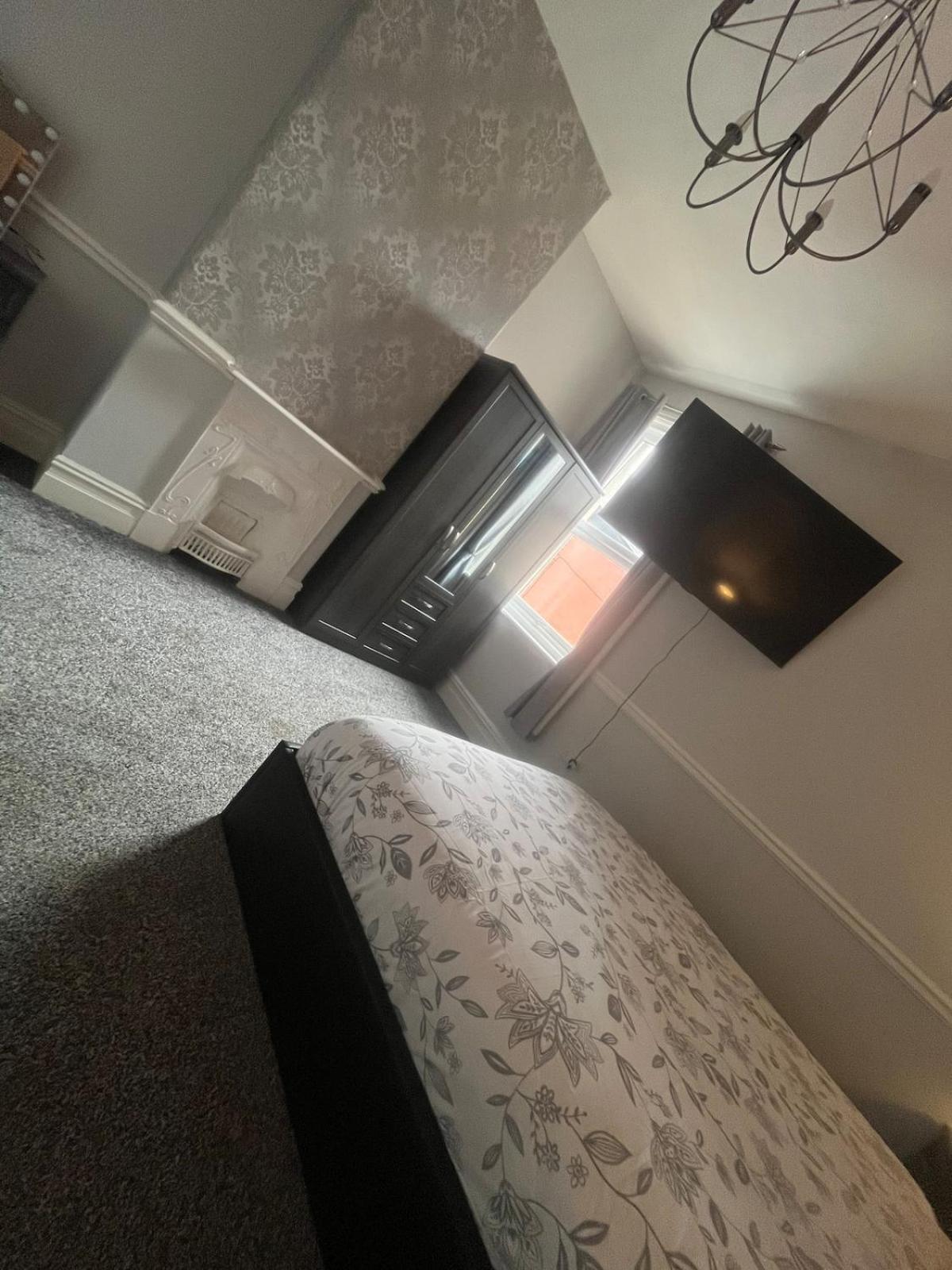 Stunning 3 Bedroom Spacious 4 Minutes To Beach Holiday home Blackpool