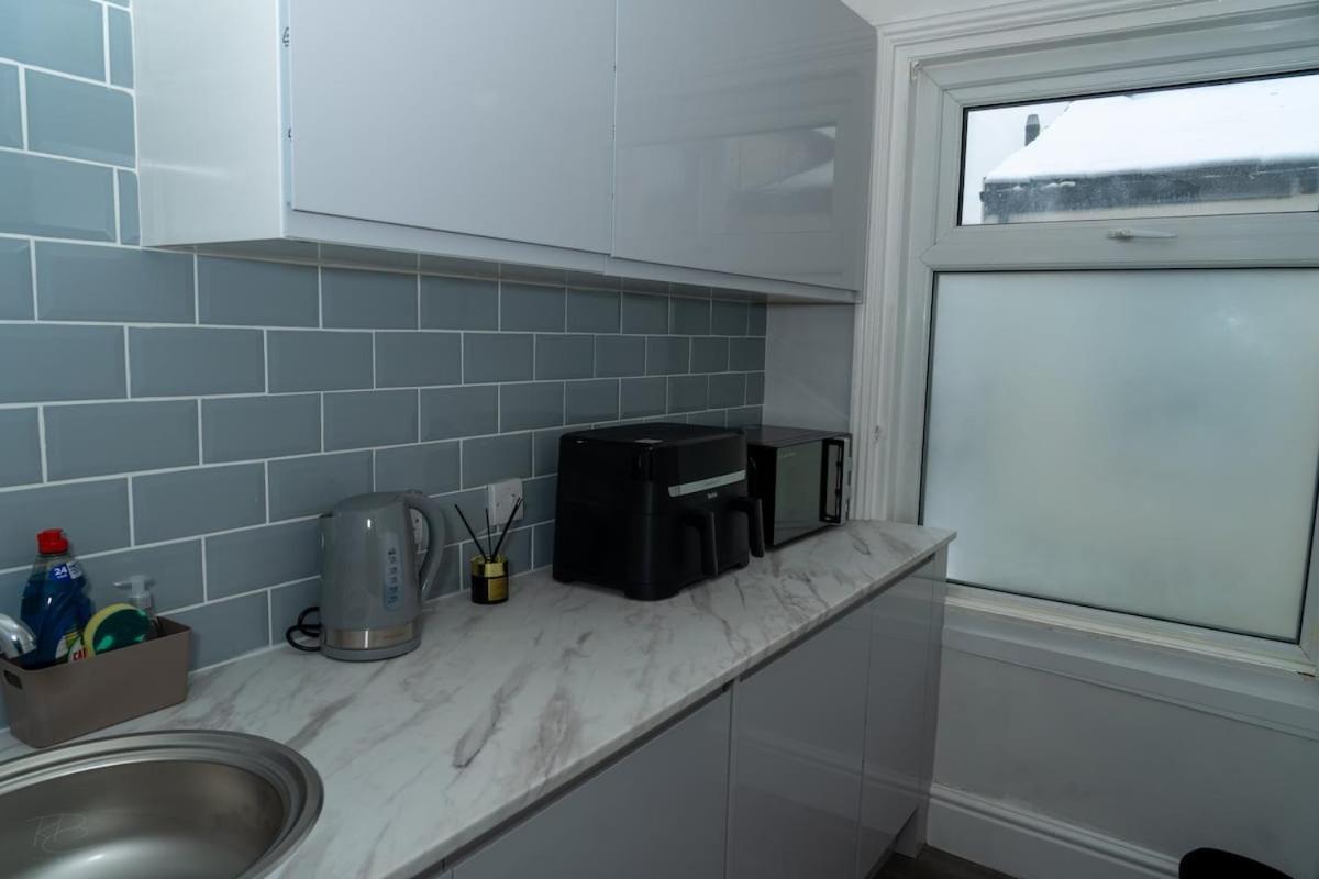 Beautiful 3-bedroom On Seafront With Free Parking
