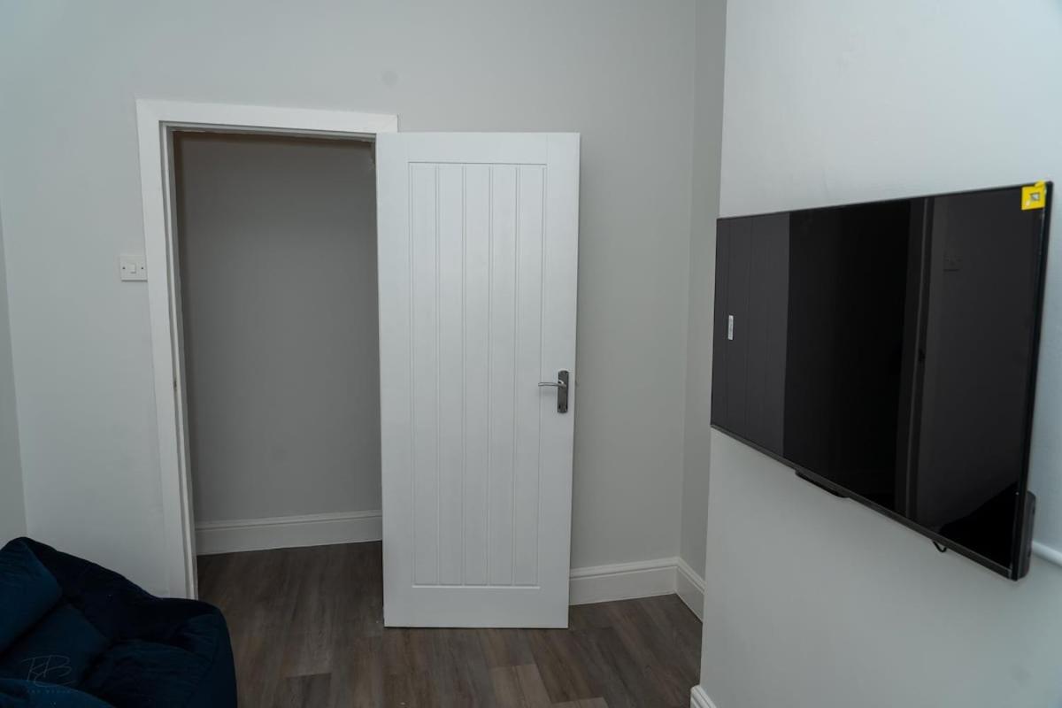 Beautiful 3-bedroom On Seafront With Free Parking Apartment