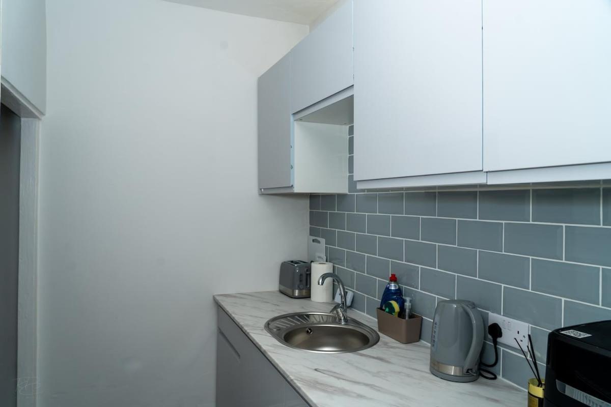 Beautiful 3-bedroom On Seafront With Free Parking *