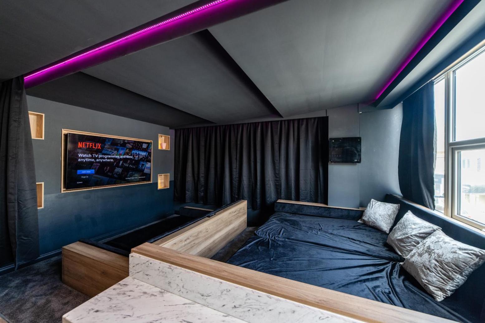 Hollywood Sasco Apartment
