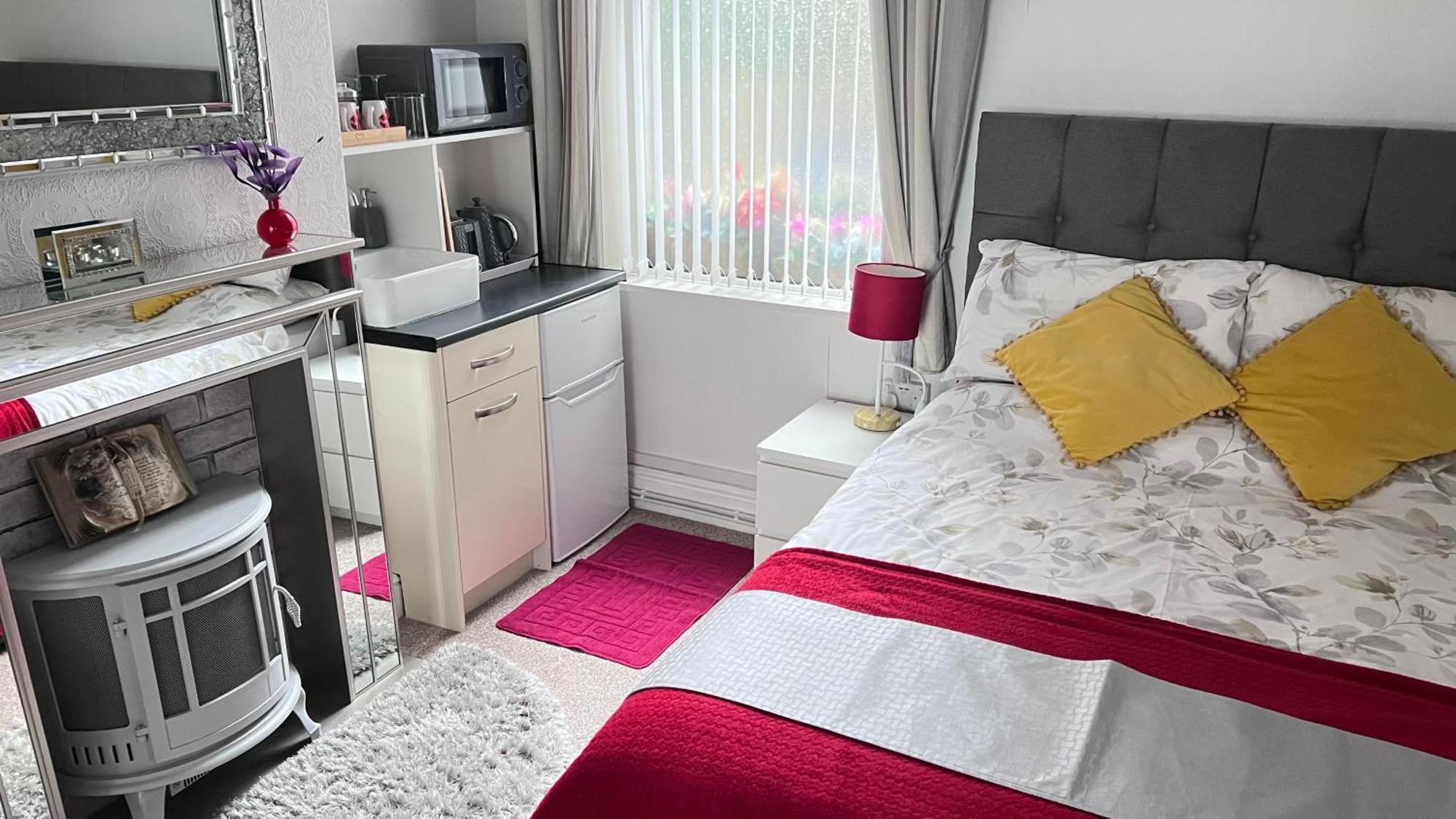 Guest house Victoria House - Self Catering Quiet - Adult Singles And Couples Only *