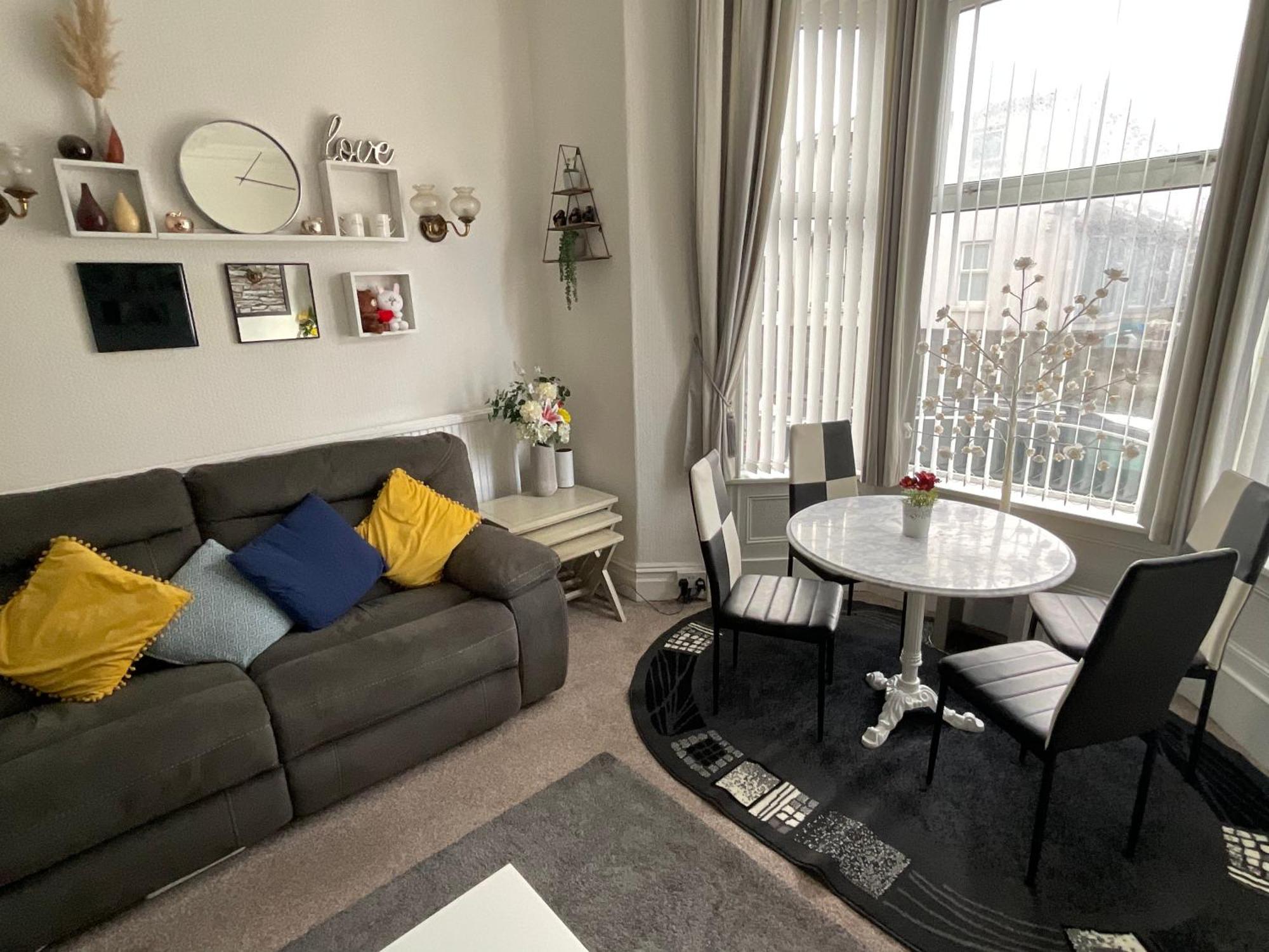Victoria House - Self Catering Quiet - Adult Singles And Couples Only Guest house *