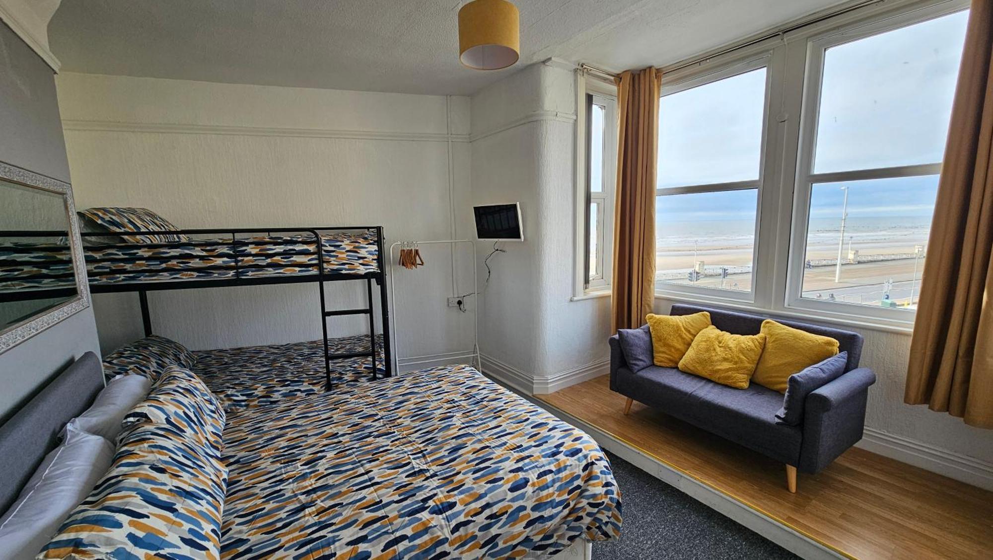 6 Cocker Square Holiday home *