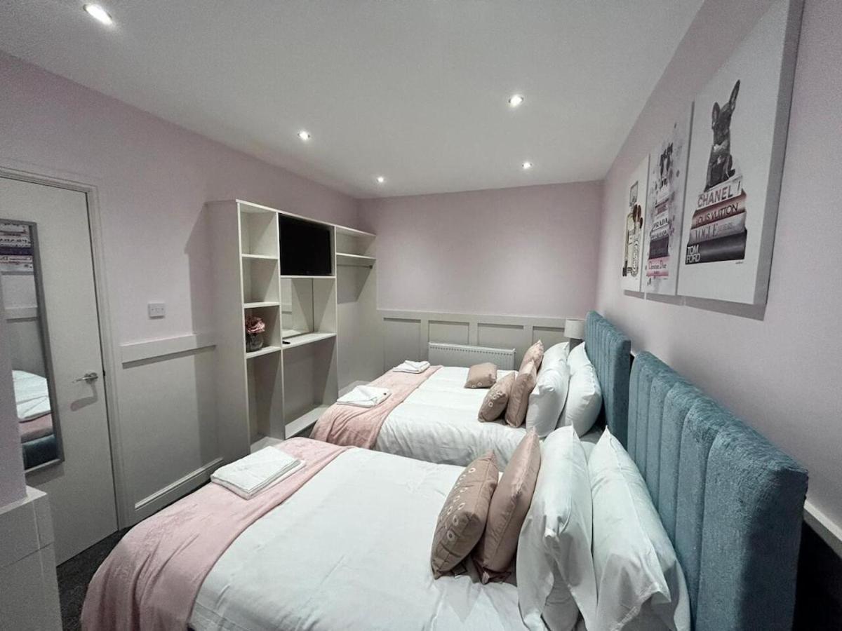Full Private House Sleeping 26 Holiday home *