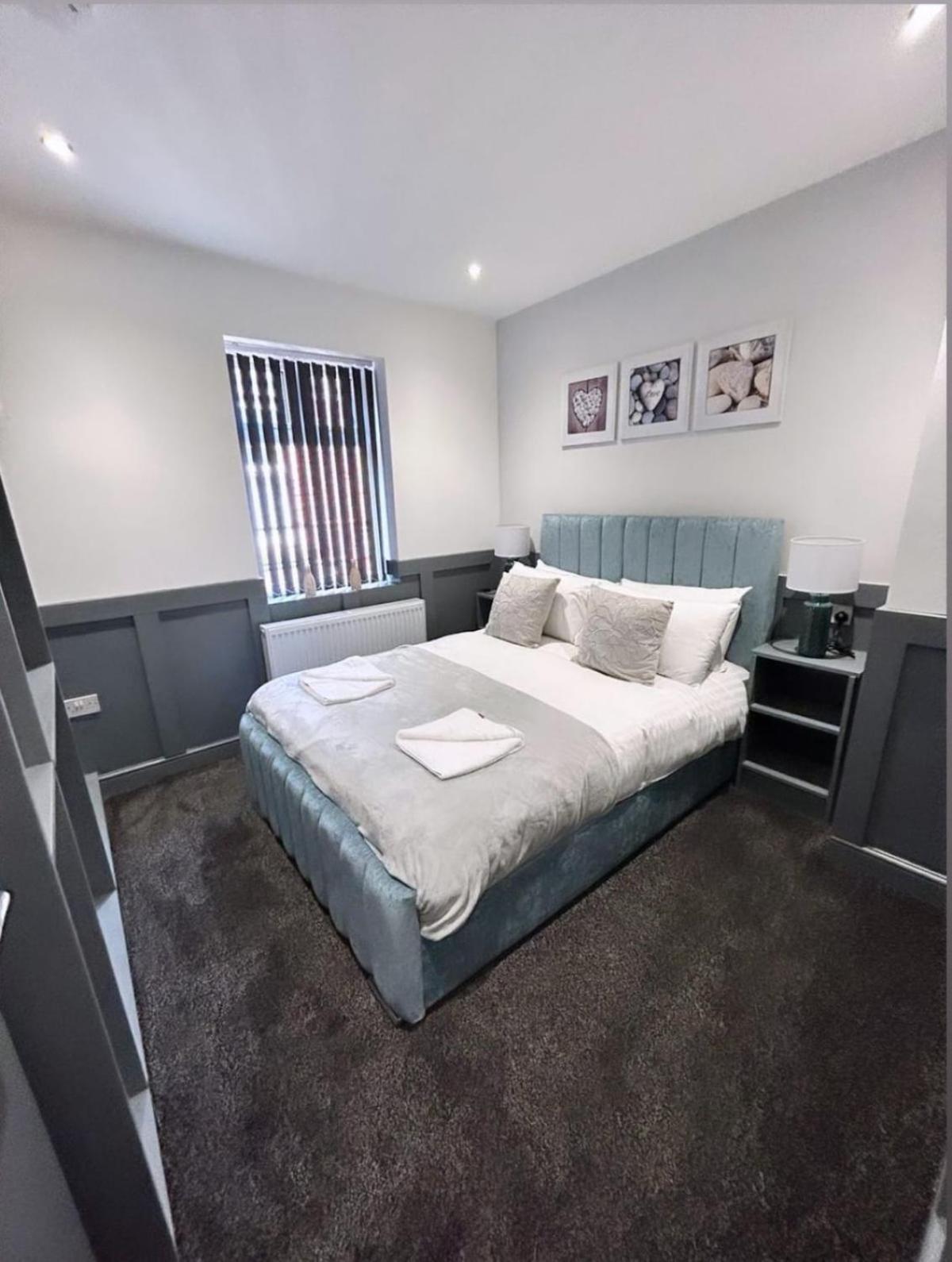 Full Private House Sleeping 26 Holiday home *
