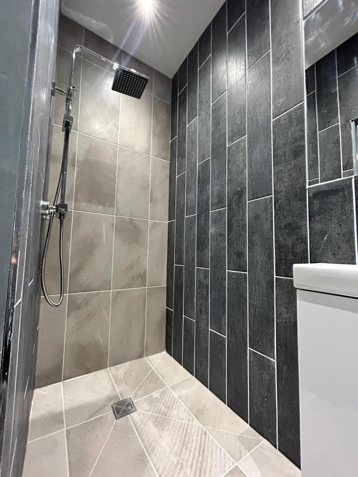 Full Private House Sleeping 26 Holiday home *