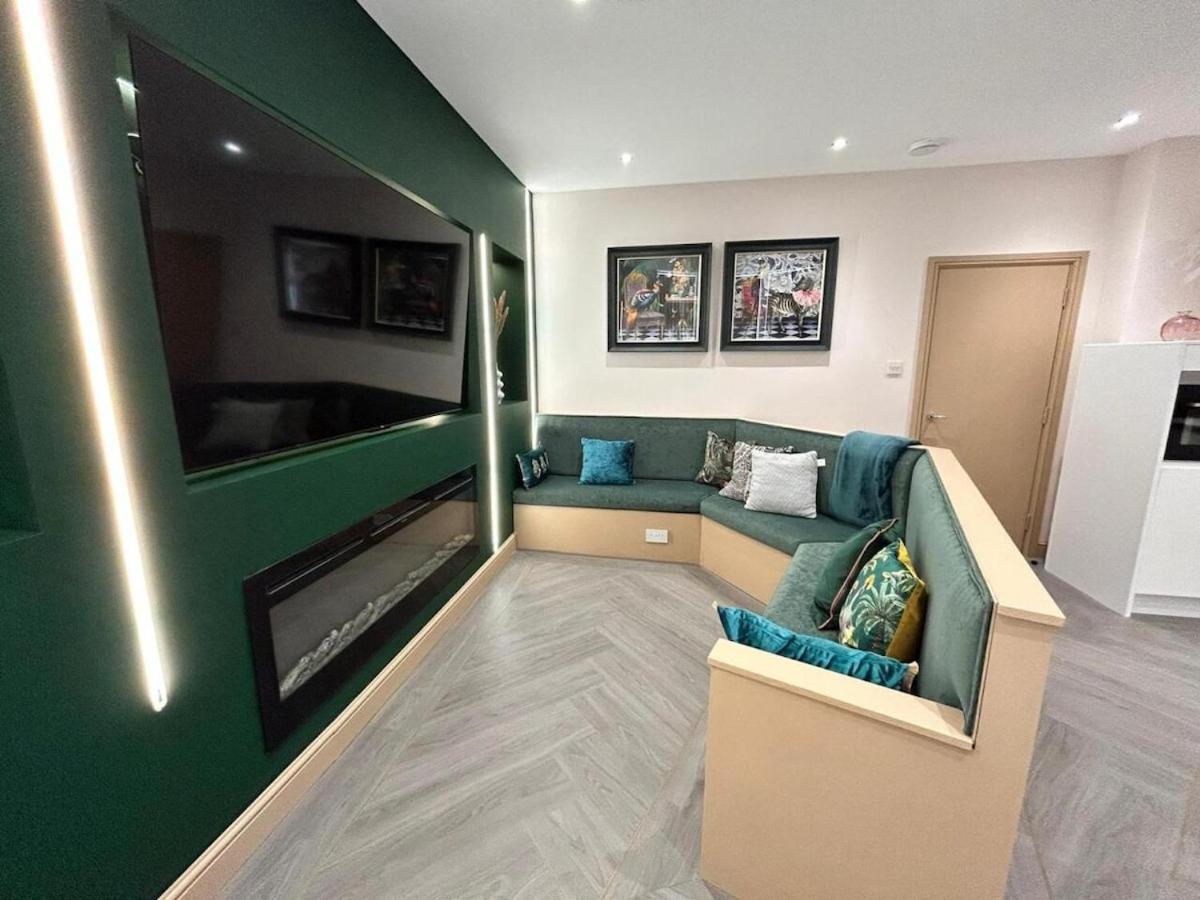 Full Private House Sleeping 26 Holiday home *