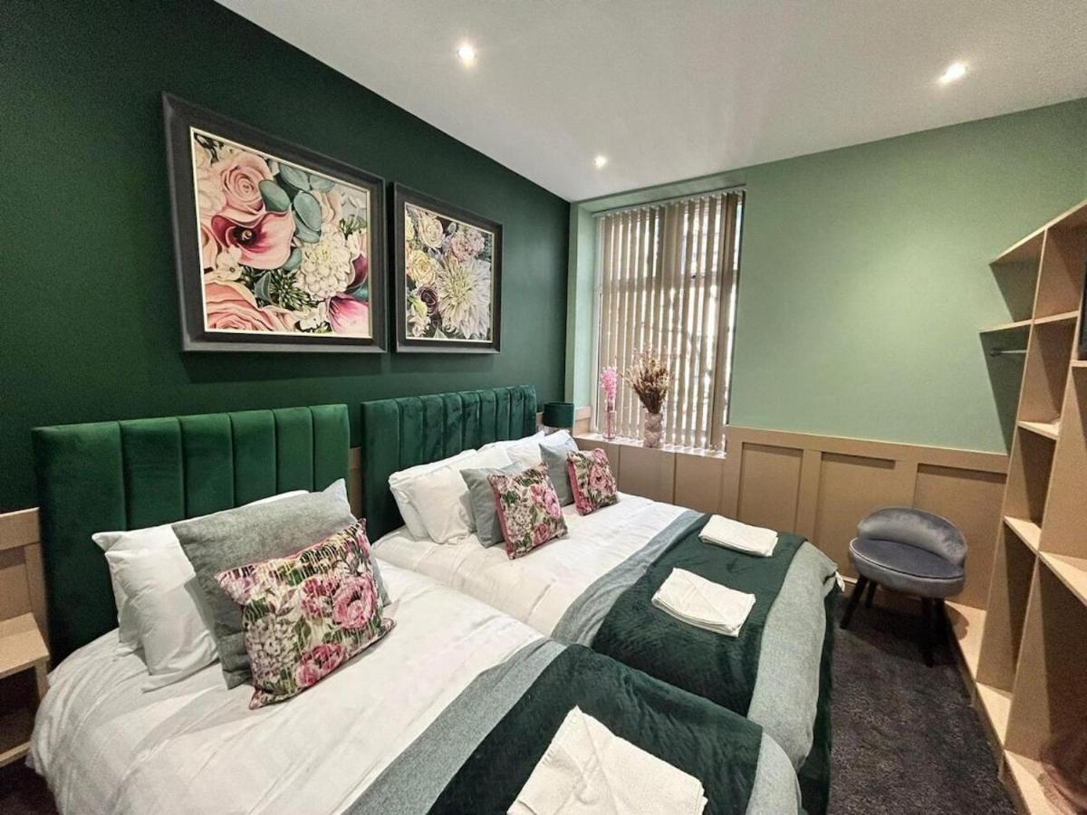 Full Private House Sleeping 26 Holiday home *