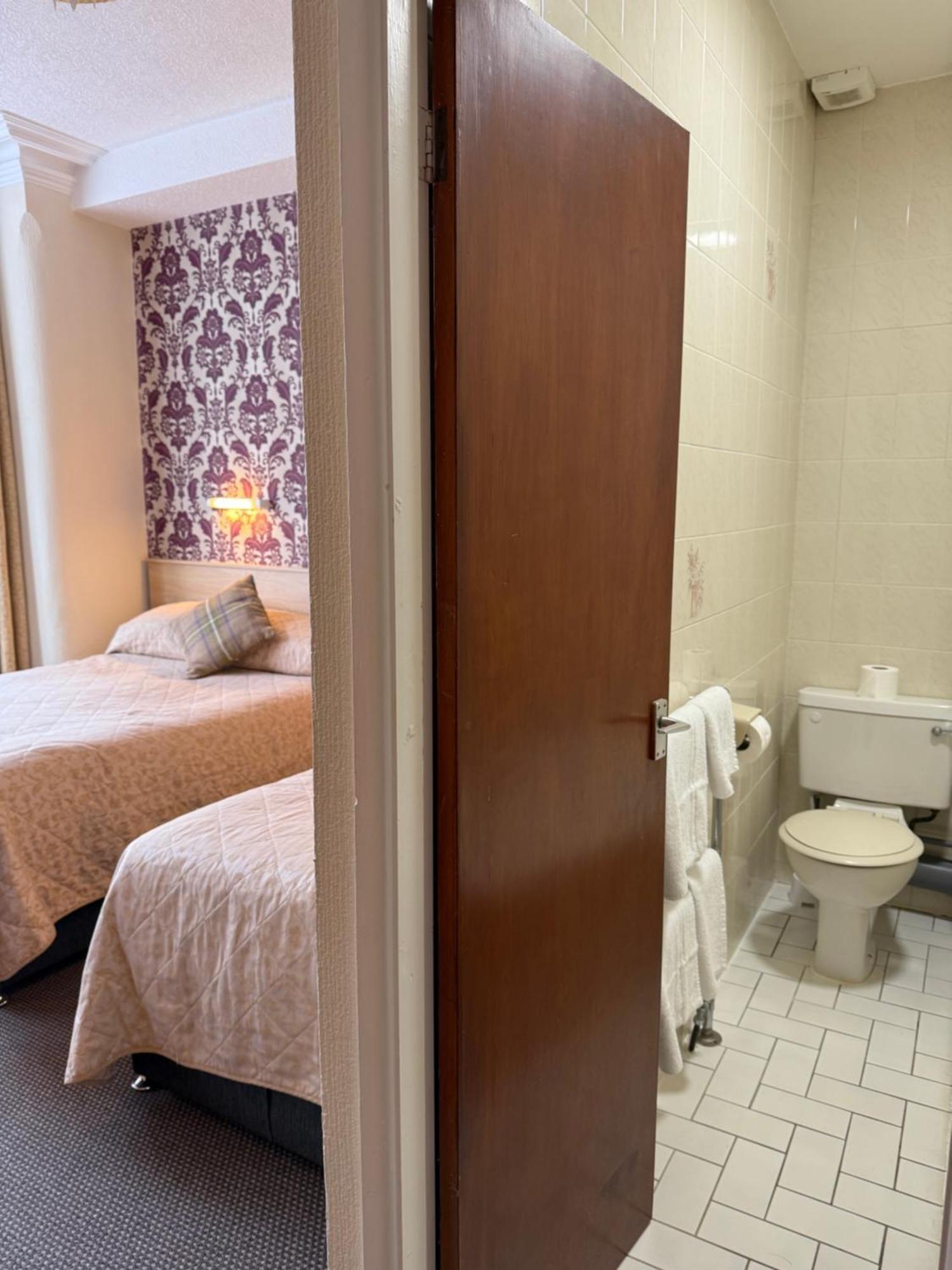 Hotel Adelaide House - Opposite Winter Gardens, Town Centre 3*