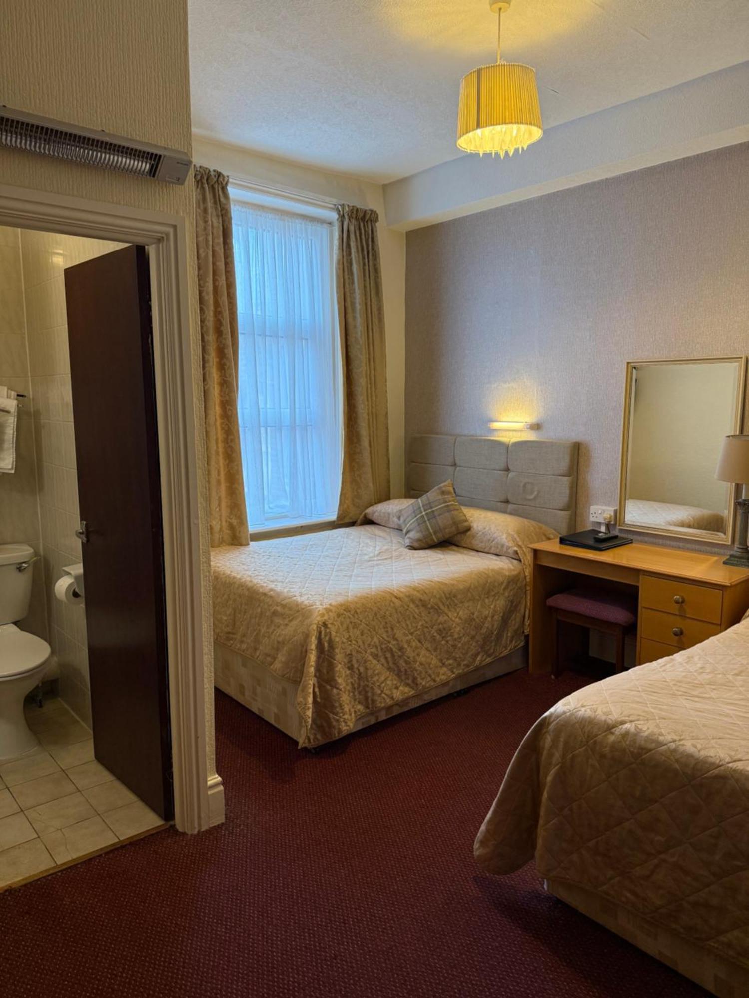 Hotel Adelaide House - Opposite Winter Gardens, Town Centre
