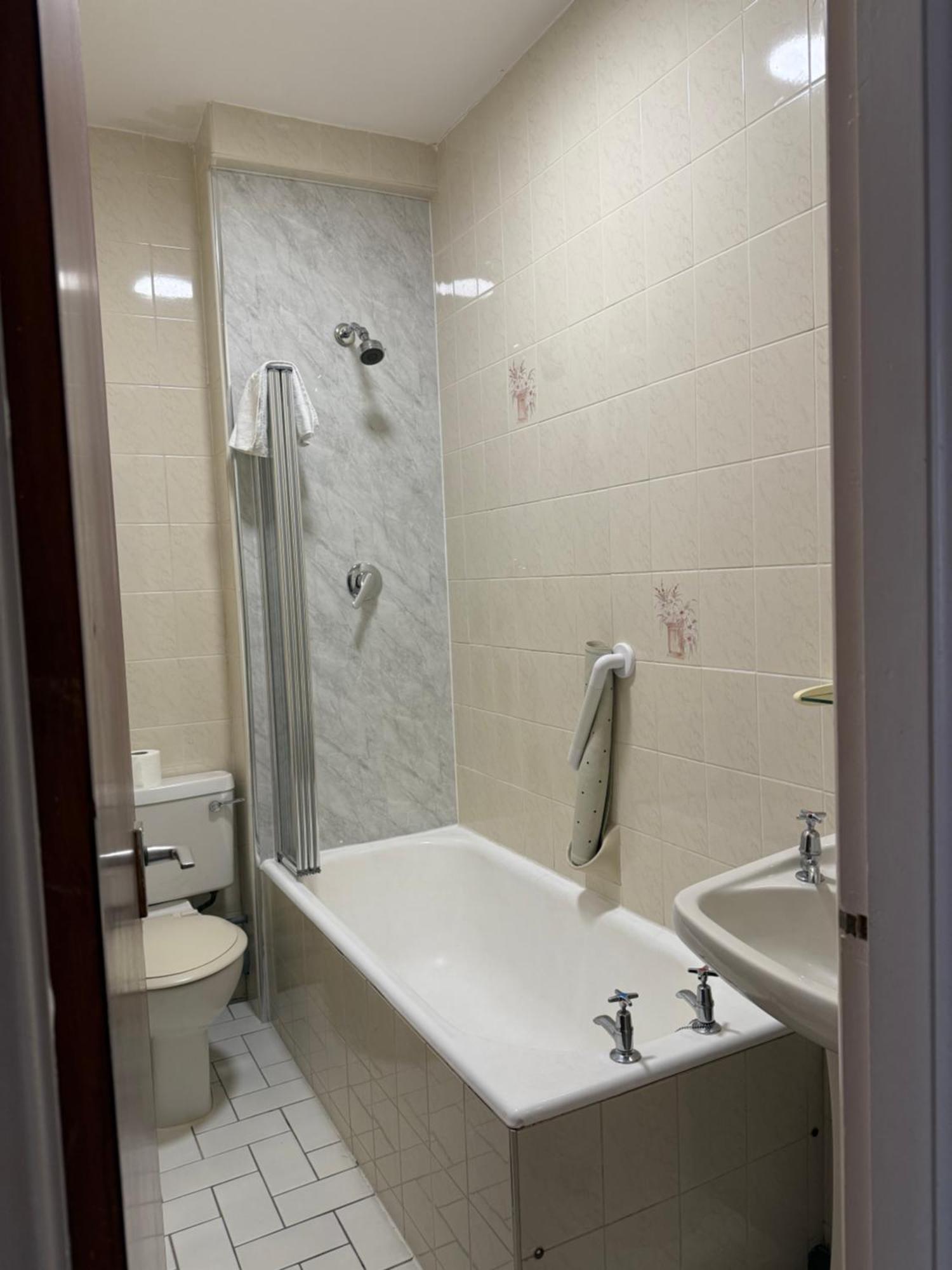 Adelaide House - Opposite Winter Gardens, Town Centre Hotel 3*