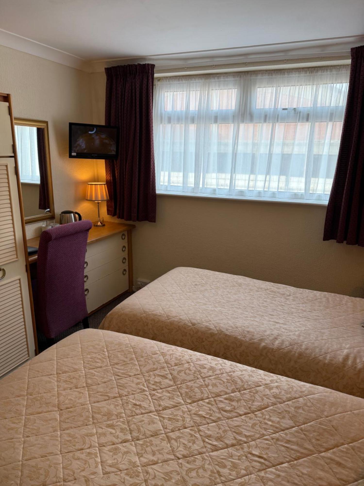 Hotel Adelaide House - Opposite Winter Gardens, Town Centre 3*