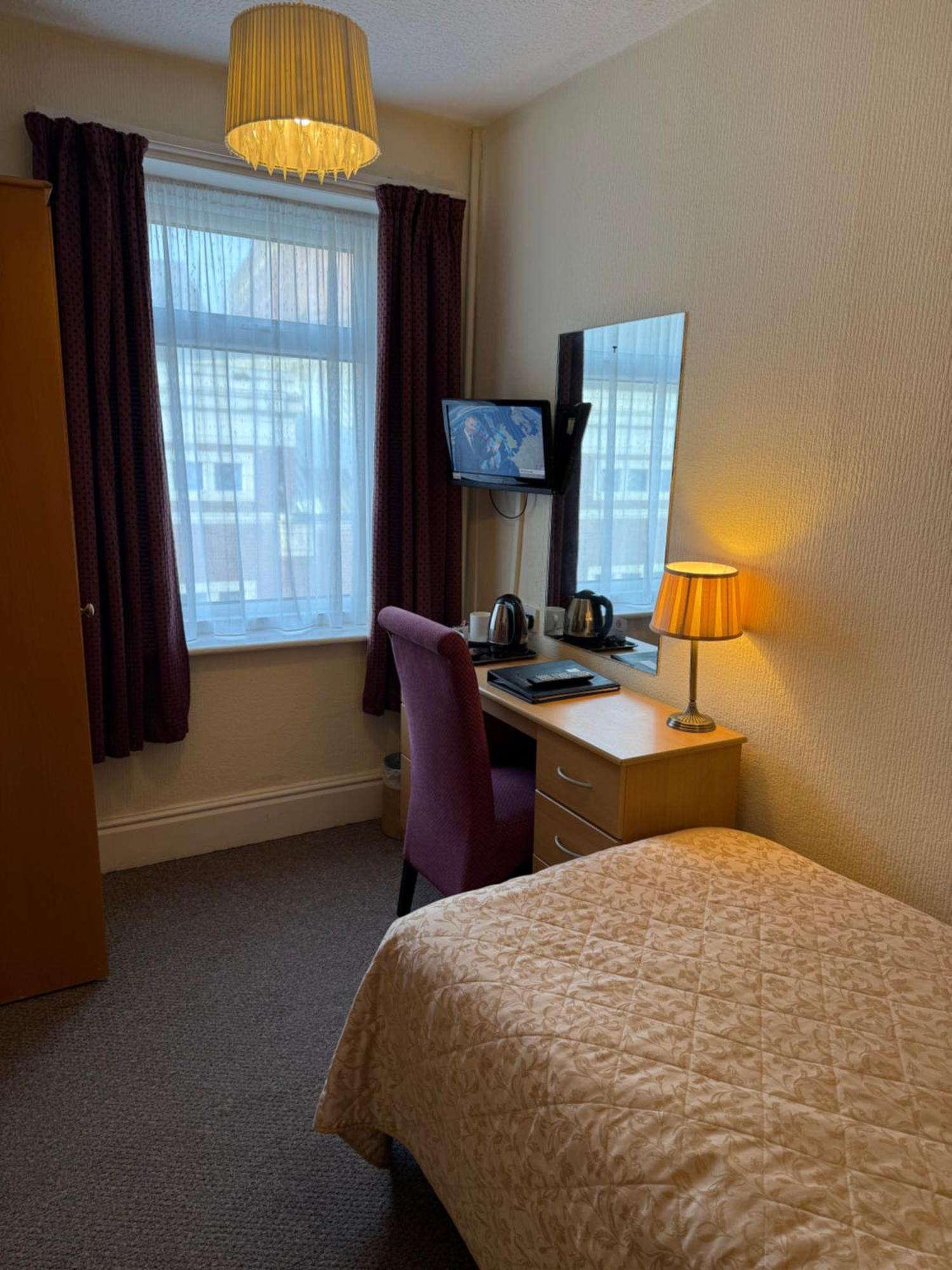 Adelaide House - Opposite Winter Gardens, Town Centre Hotel 3*