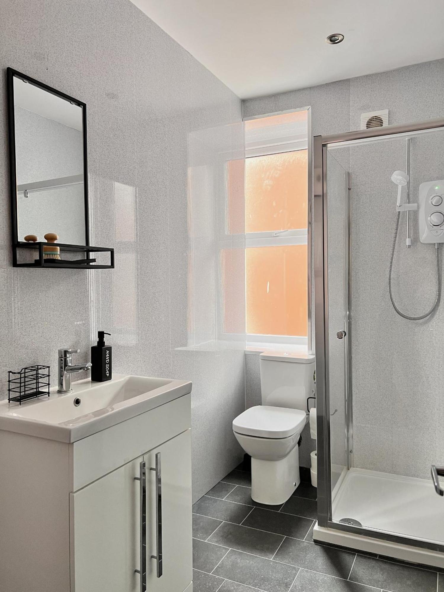 Apartment Two-bedroom Next To Winter Gardens With Free On-site Parking, Blackpool