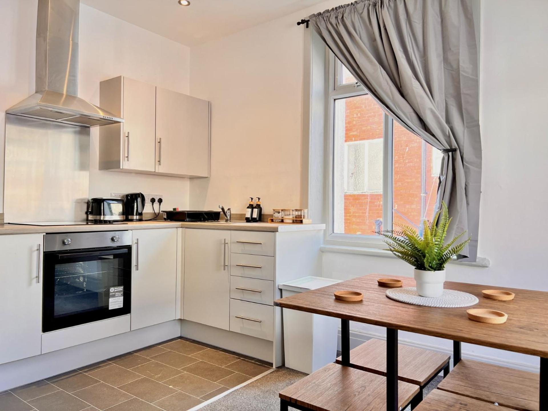 Apartment Two-bedroom Next To Winter Gardens With Free On-site Parking,