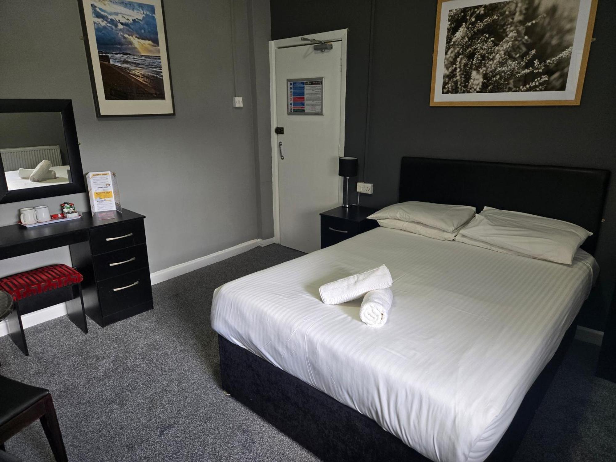 Hotel Peek-A-Booze - Budget Hotel - Adults Only Blackpool