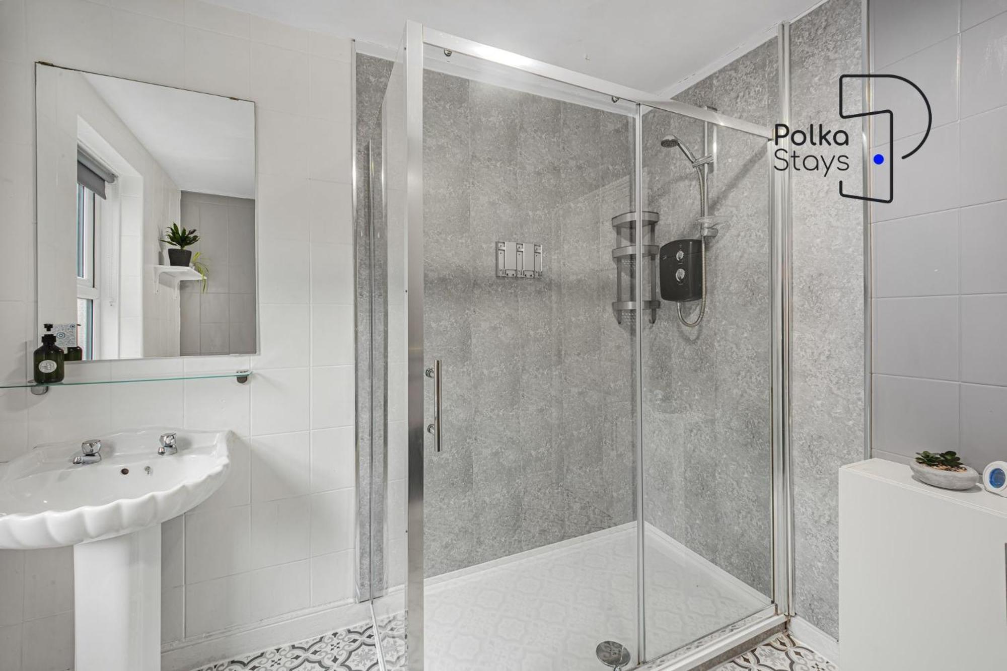 Apartment Polkadot Winter Gardens - Large Modern In By Polkastays