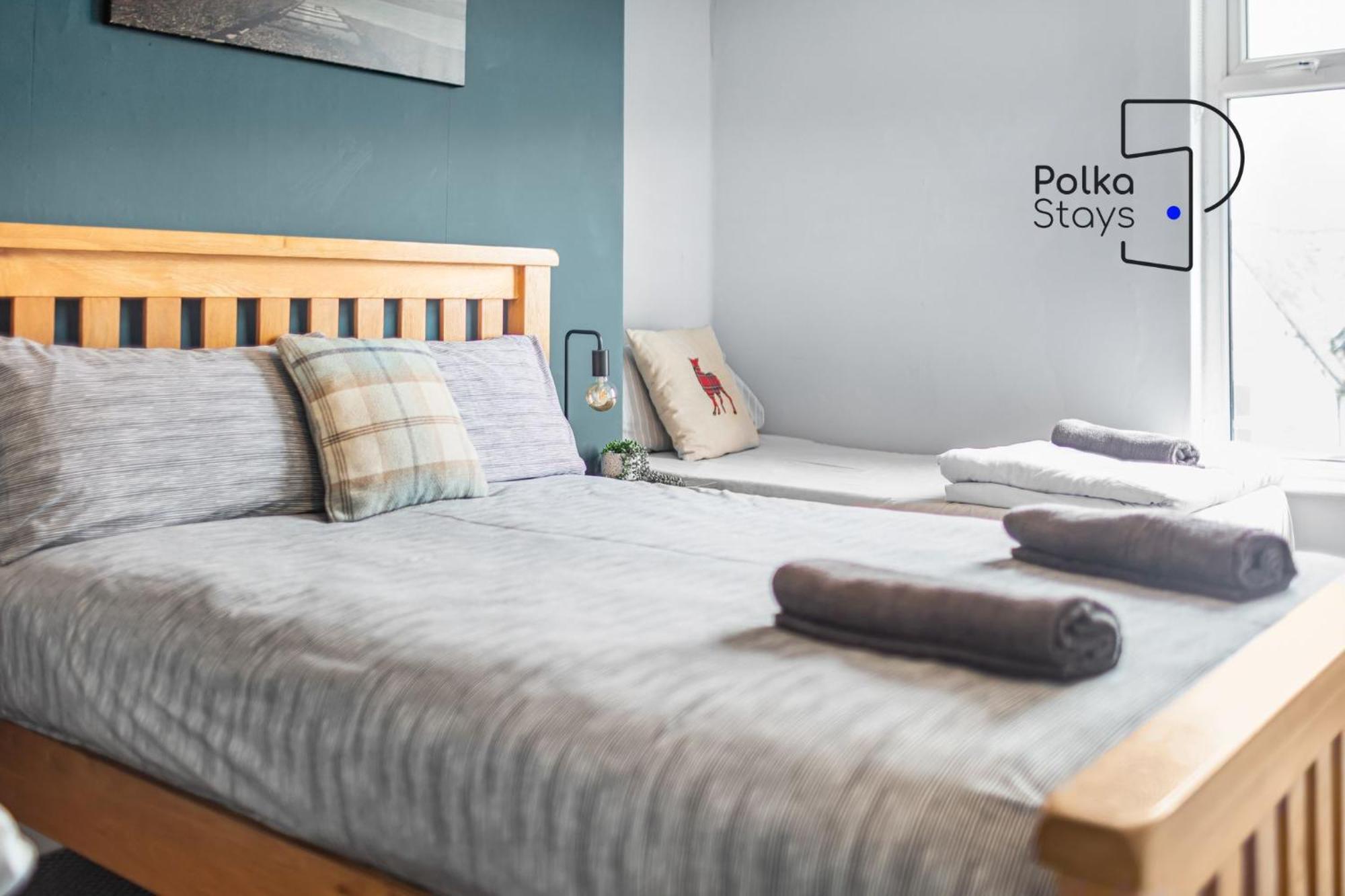 Polkadot Winter Gardens - Large Modern In By Polkastays Apartment