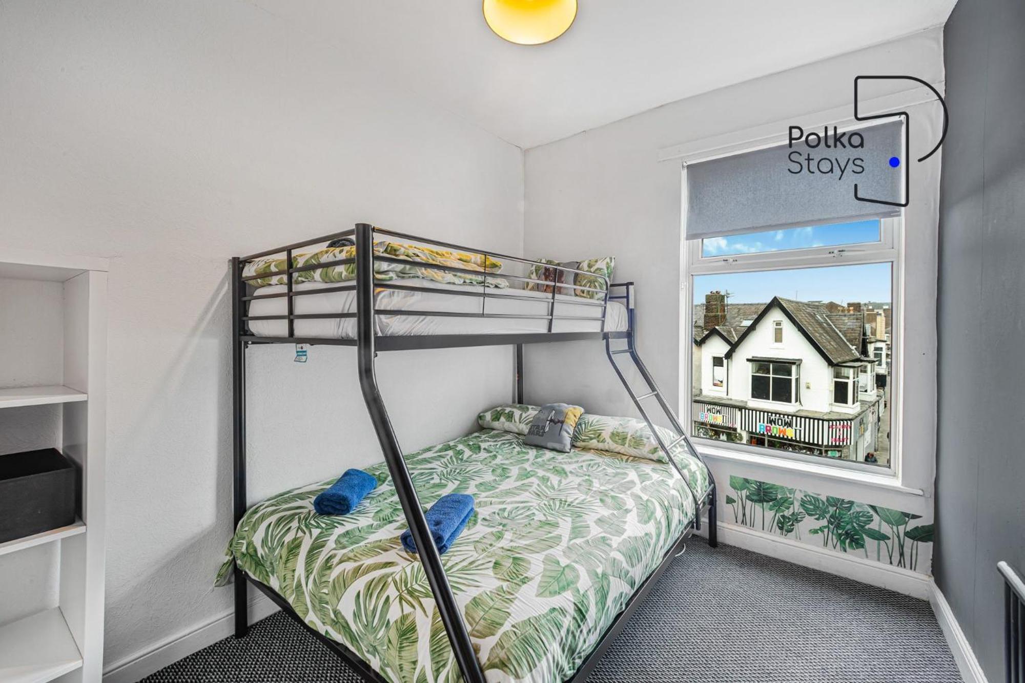 Polkadot Winter Gardens - Large Modern In By Polkastays Apartment
