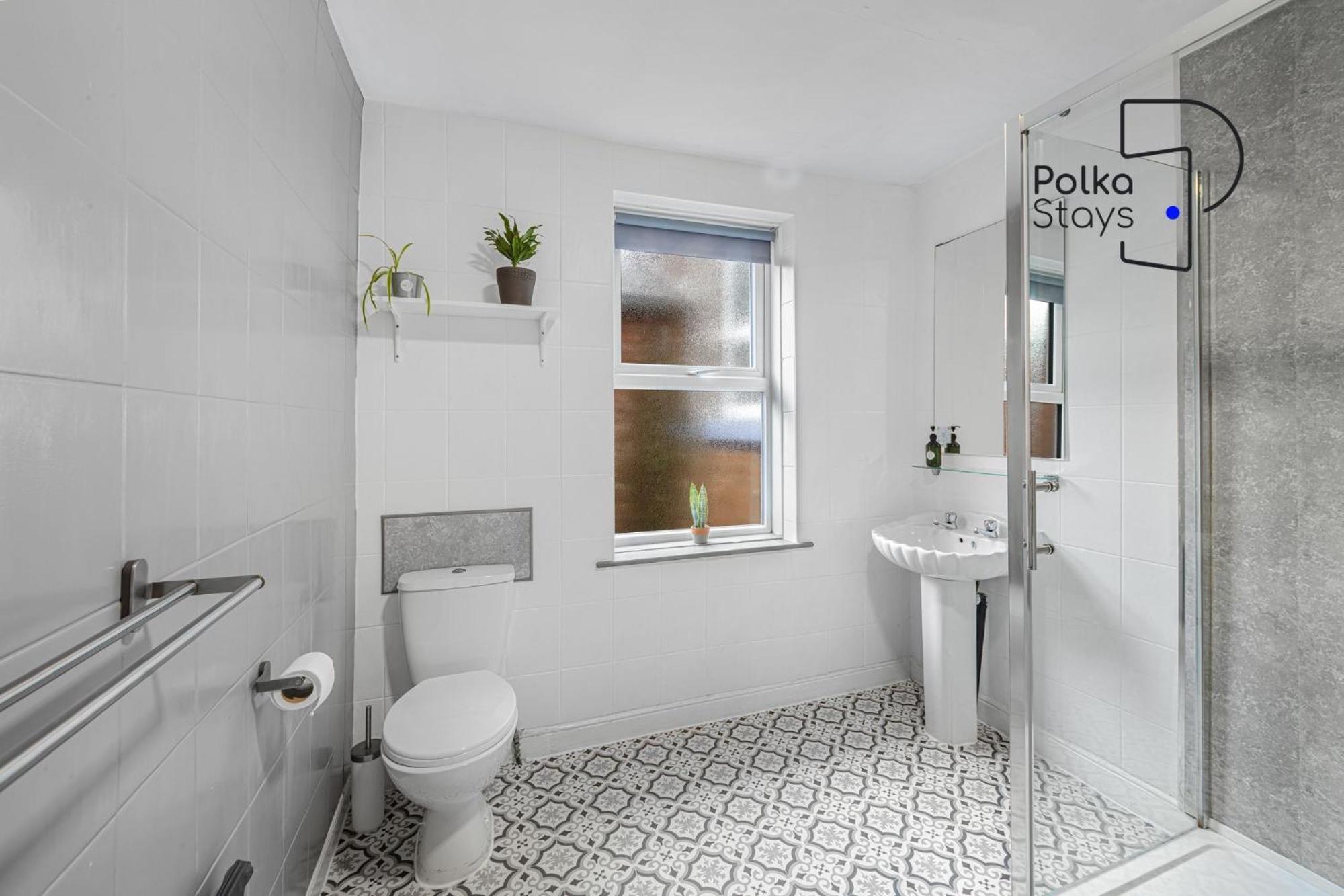 Polkadot Winter Gardens - Large Modern In By Polkastays Blackpool