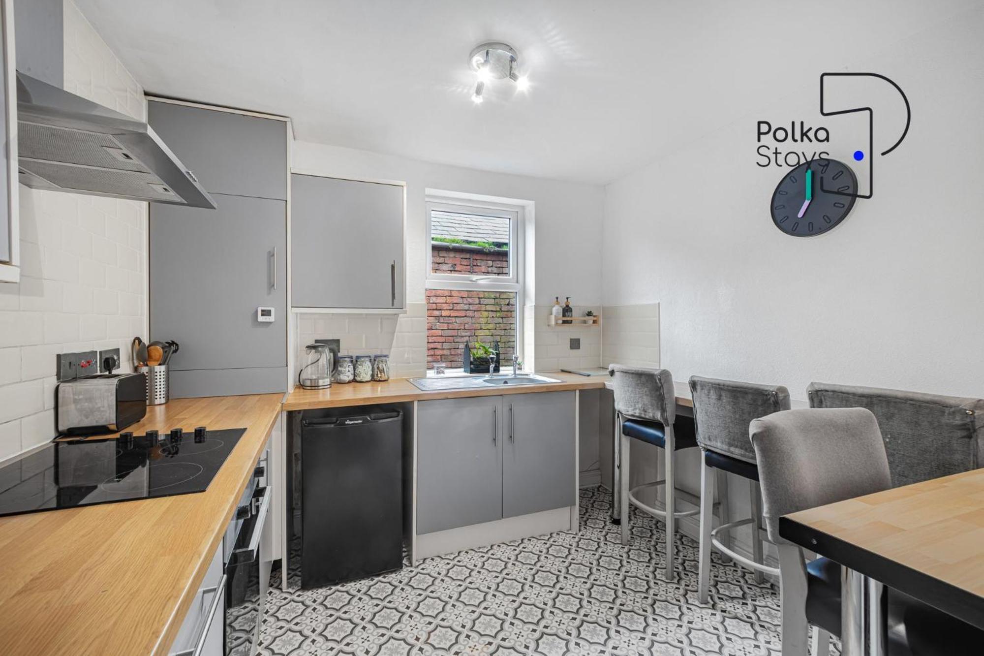 Apartment Polkadot Winter Gardens - Large Modern In By Polkastays *