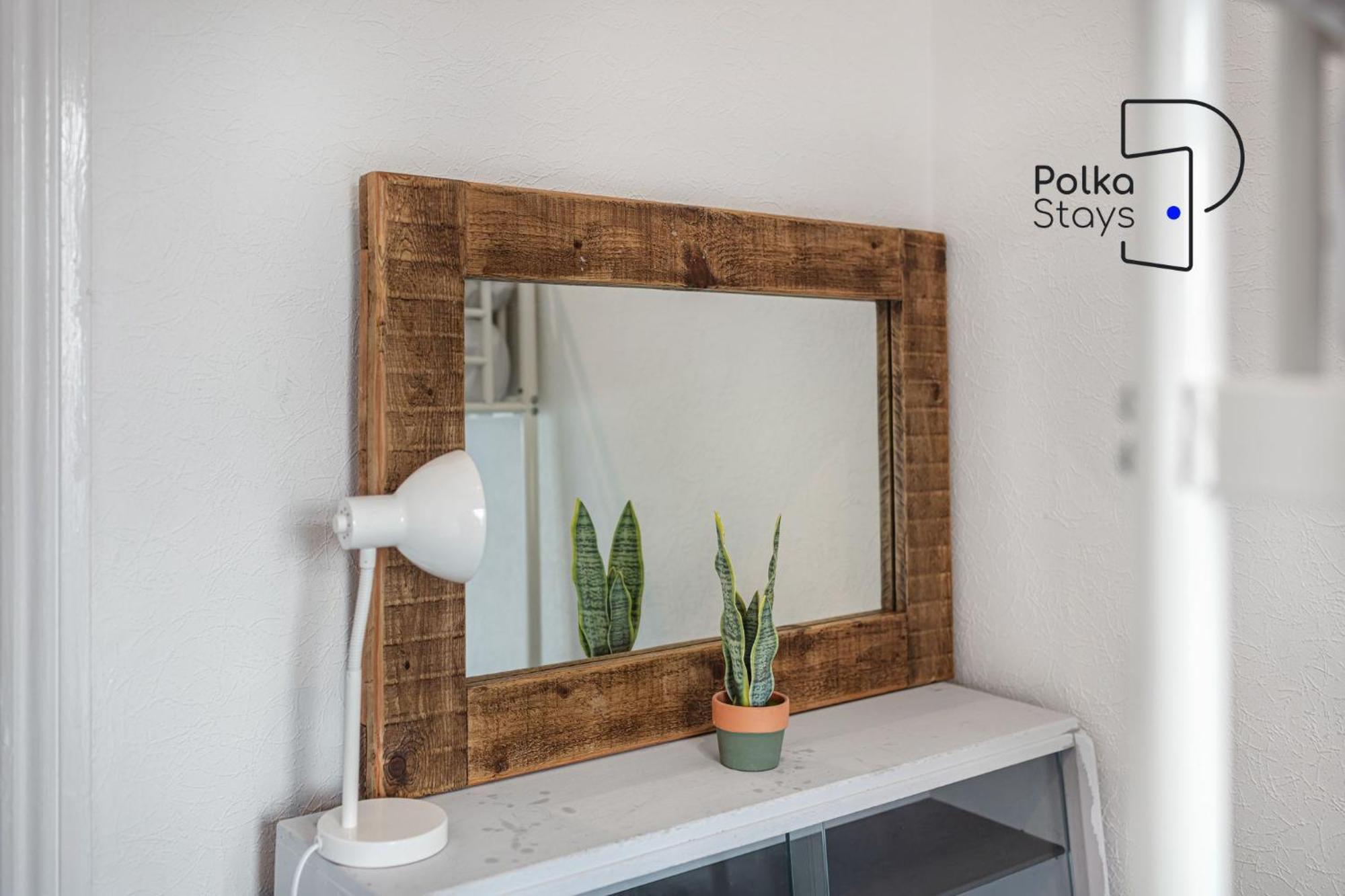 Polkadot Winter Gardens - Large Modern In By Polkastays Apartment *