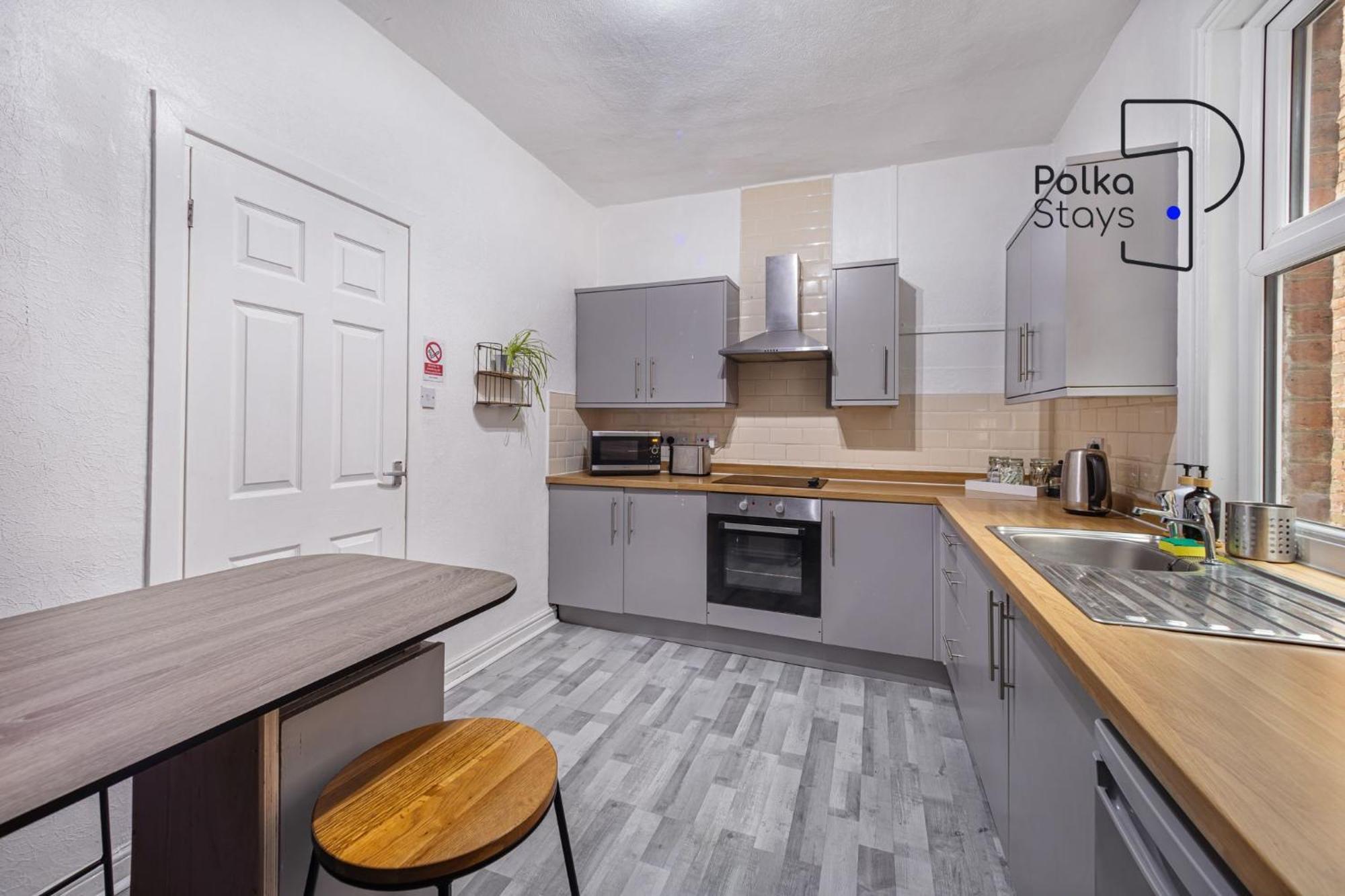 Apartment Polkadot Winter Gardens - Large Modern In By Polkastays
