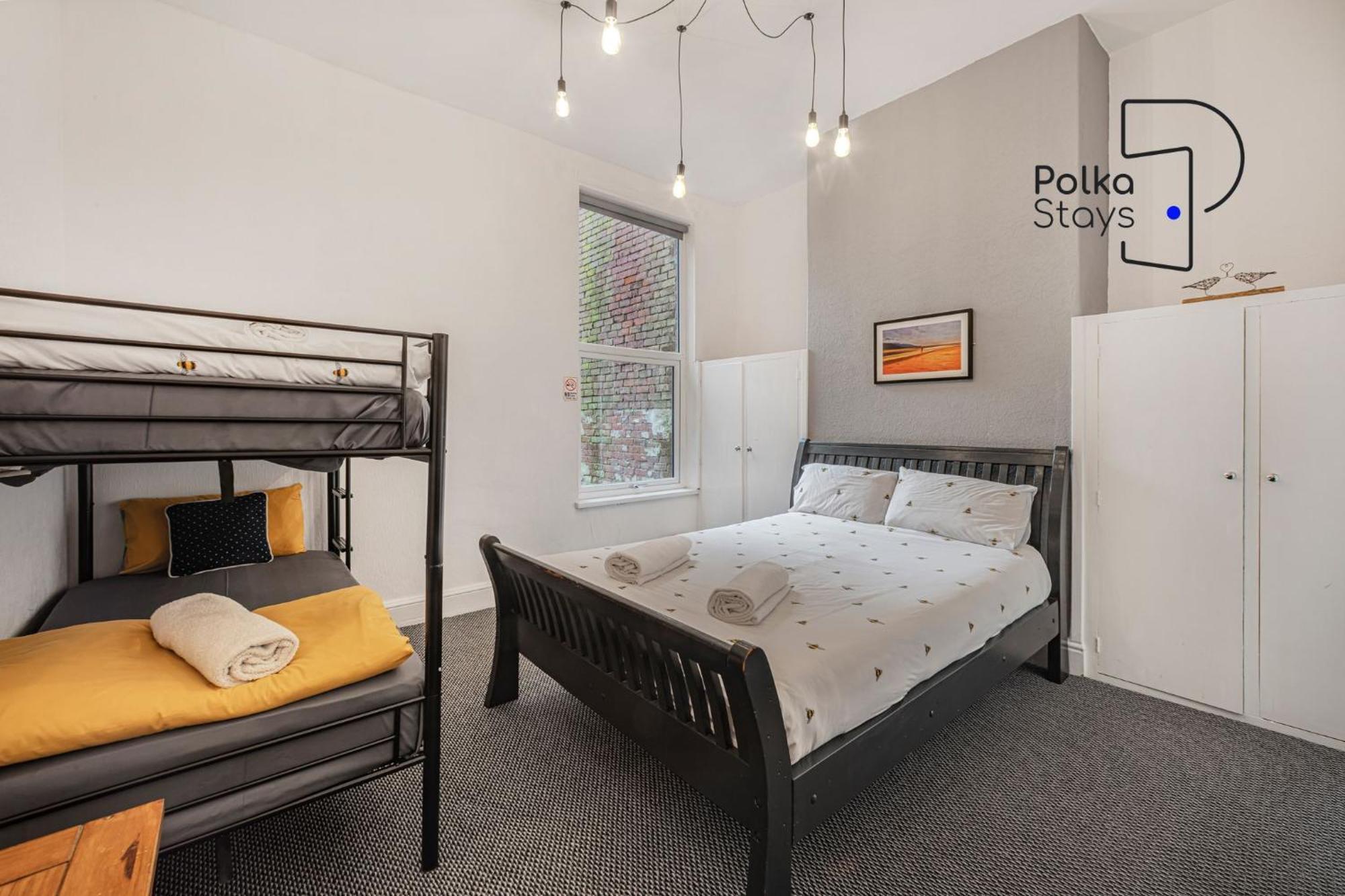 Apartment Polkadot Winter Gardens - Large Modern In By Polkastays *