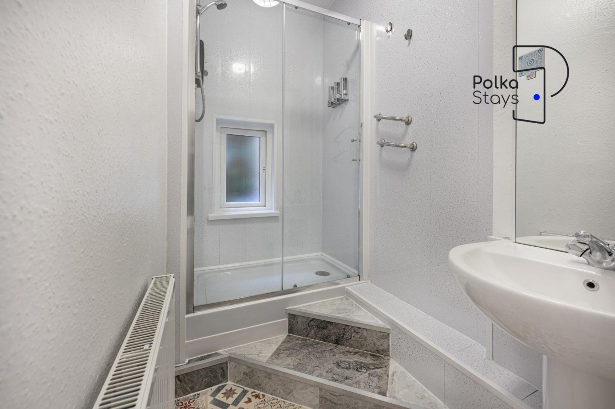 Polkadot Winter Gardens - Large Modern In By Polkastays * Blackpool