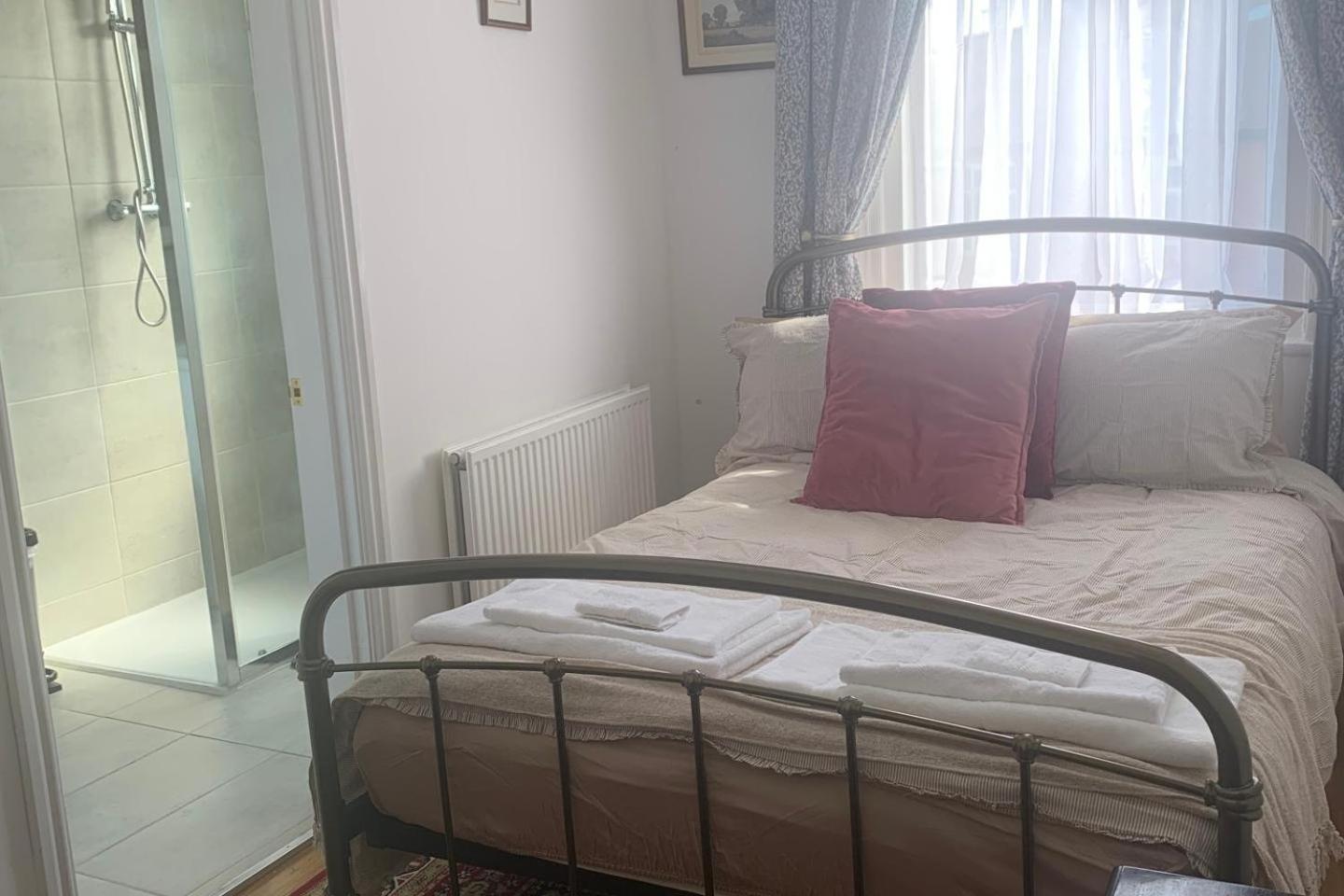 Sleeps 7 W Free Parking Bbq Wifi Holiday home