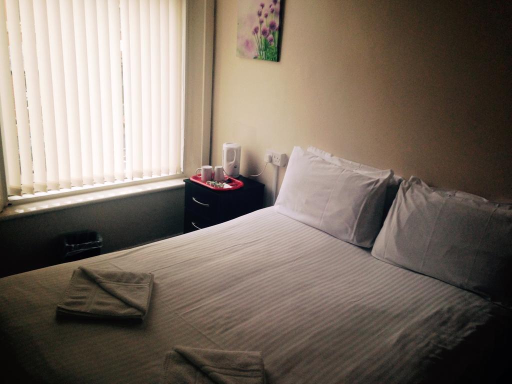 Peek-A-Booze - Budget Hotel - Adults Only 2* Blackpool
