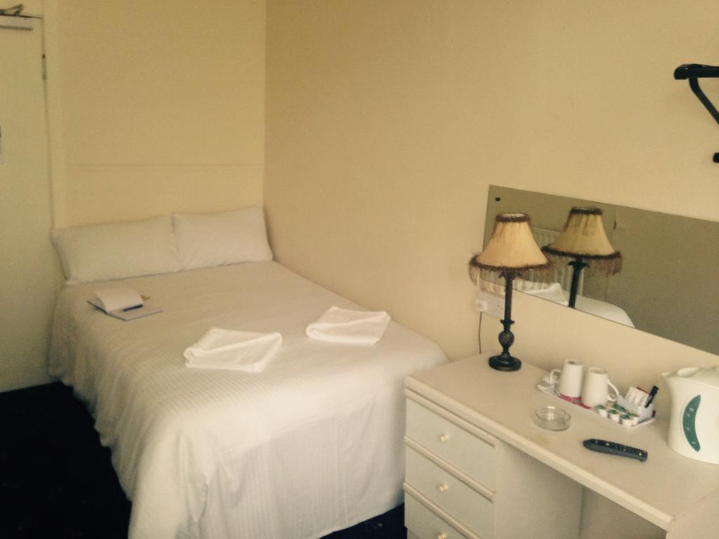 Peek-A-Booze - Budget Hotel - Adults Only 2* Blackpool