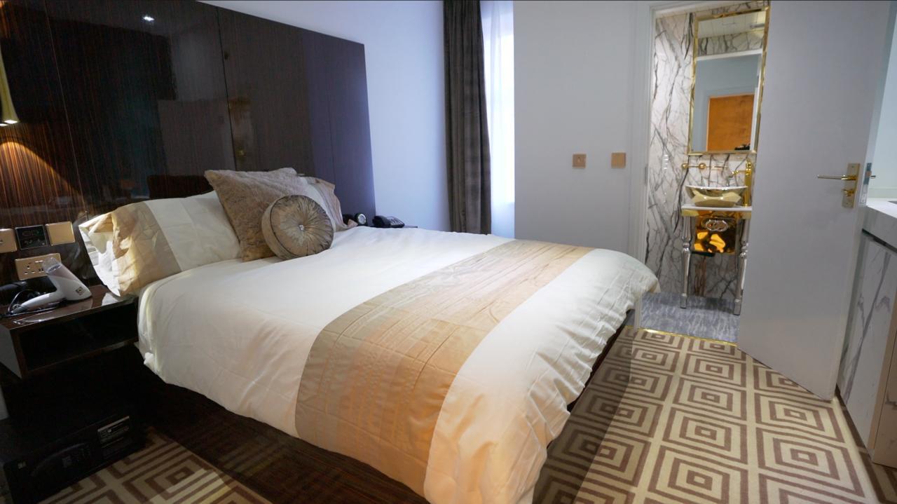 Dj Hotel