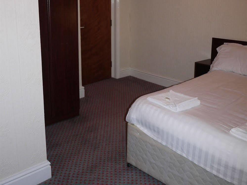 Rose And Hotel