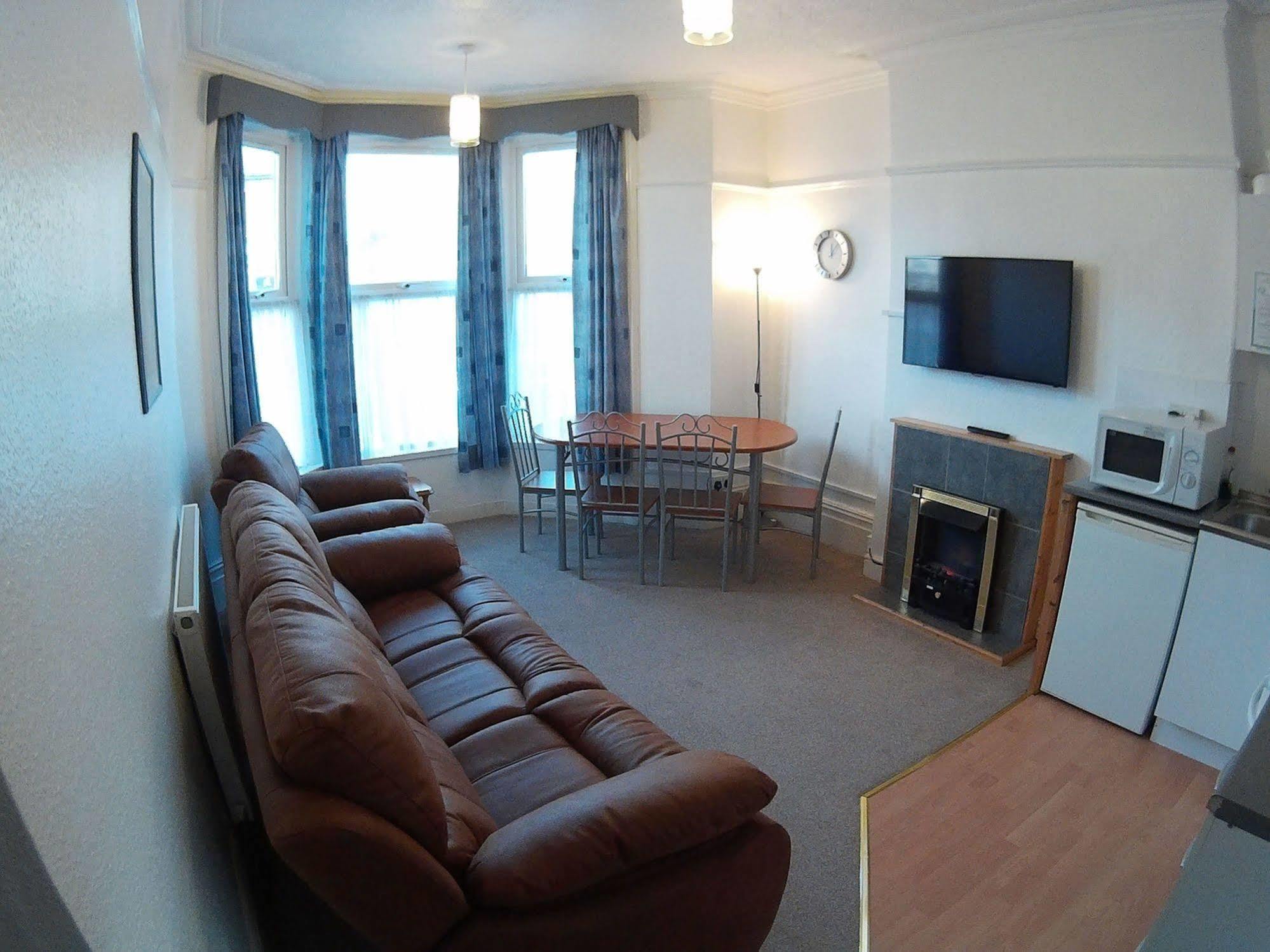 Cleveland Court Hotel *