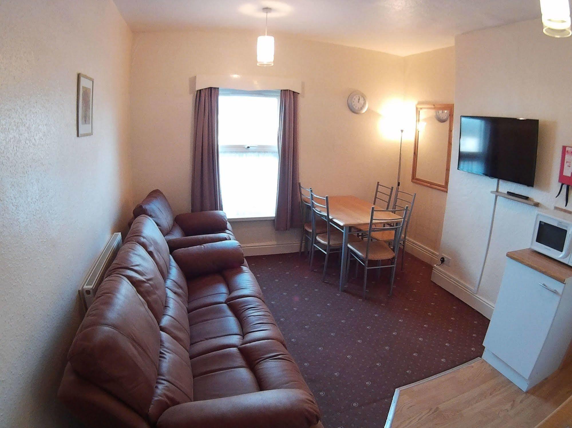 Cleveland Court Hotel *