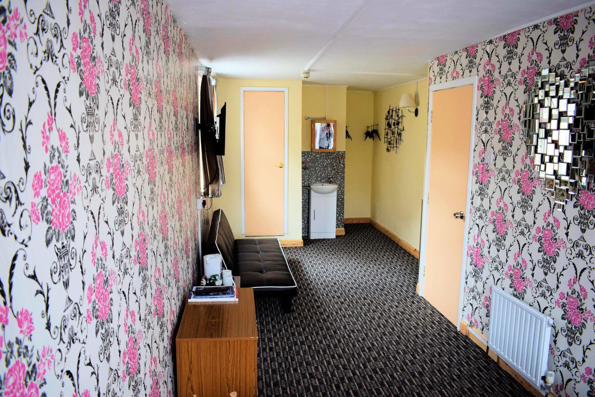 Hotel The Clarendon Showtel