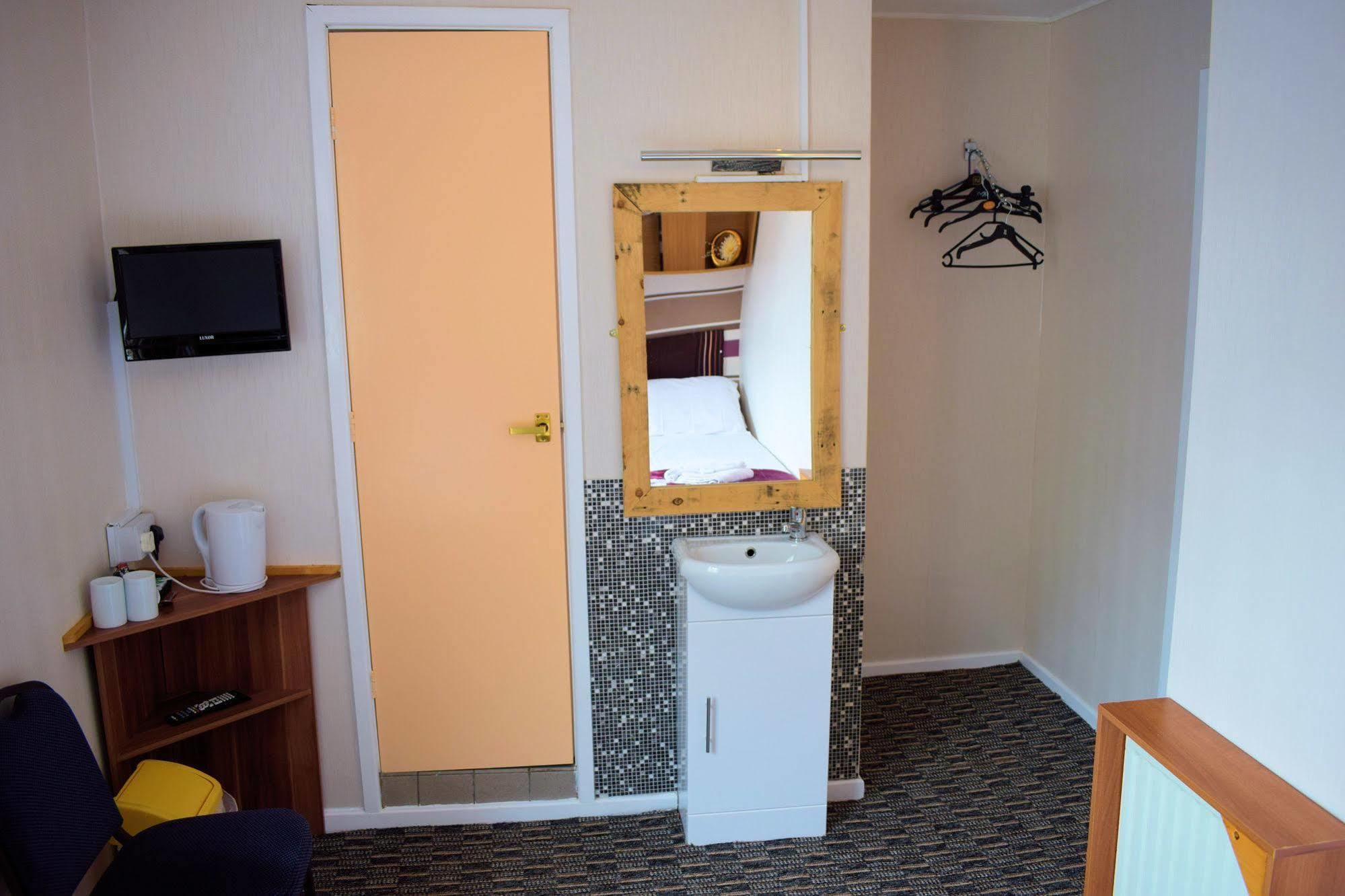 Hotel The Clarendon Showtel