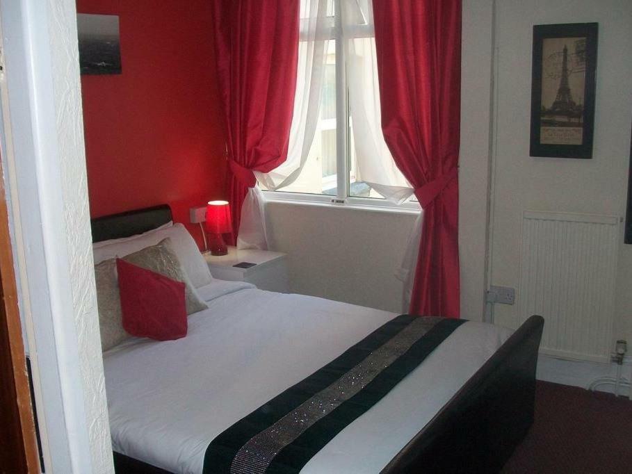 Bed & Breakfast Benson - Small Families & Couples Only Blackpool