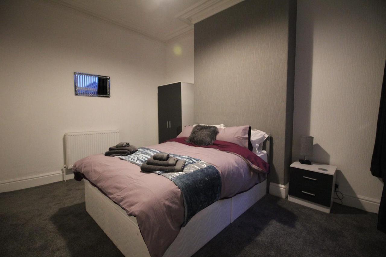 Bryan Choice - Close To Town Centre - Games - Large *