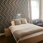 Rayners Hotel