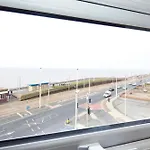 Queens Mansions: Lakeland Suite
