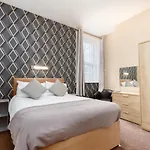 Rayners Hotel